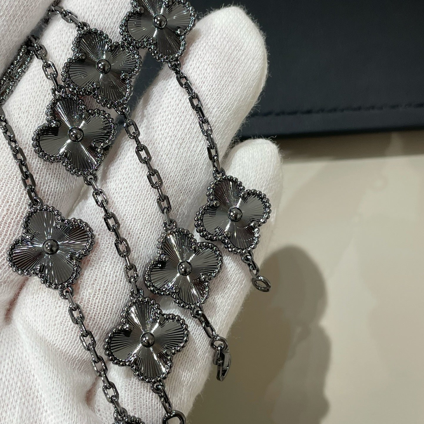 [LUXE]CLOVER 5 MOTIF BLACK BRACELET