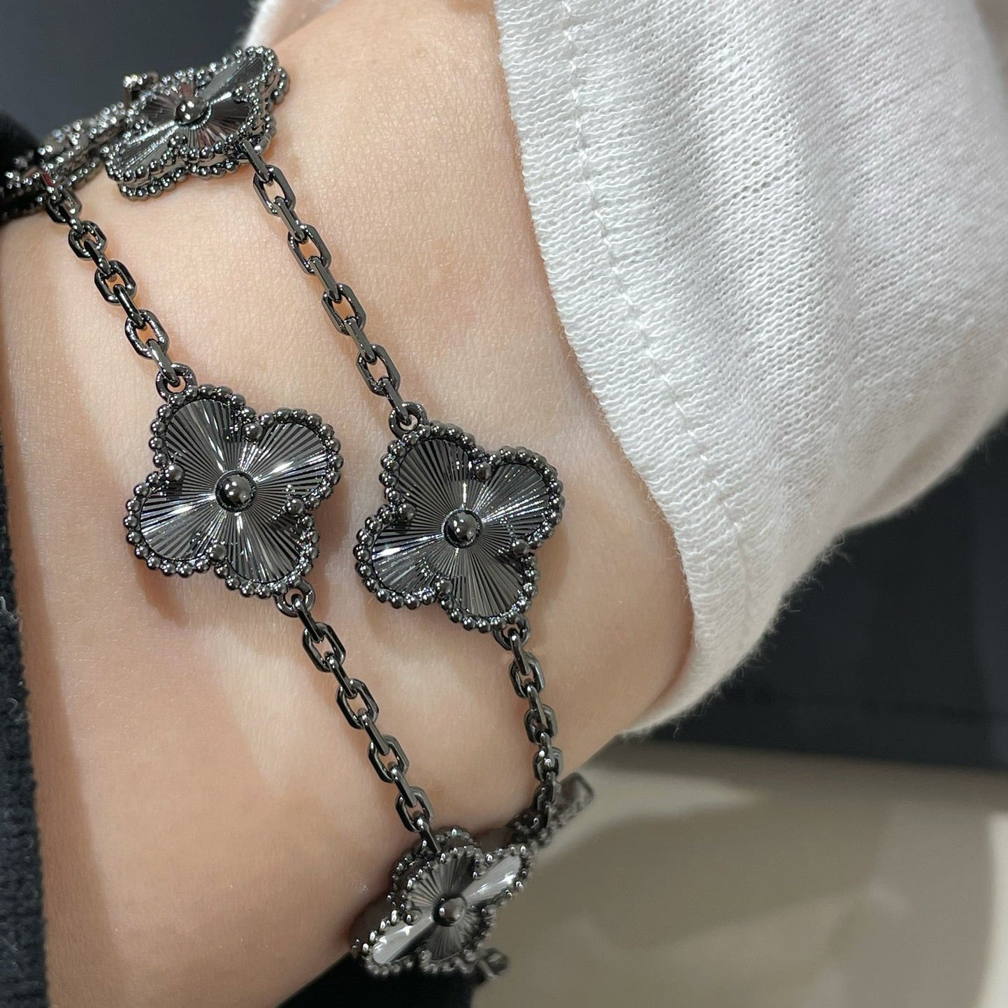 [LUXE]CLOVER 5 MOTIF BLACK BRACELET