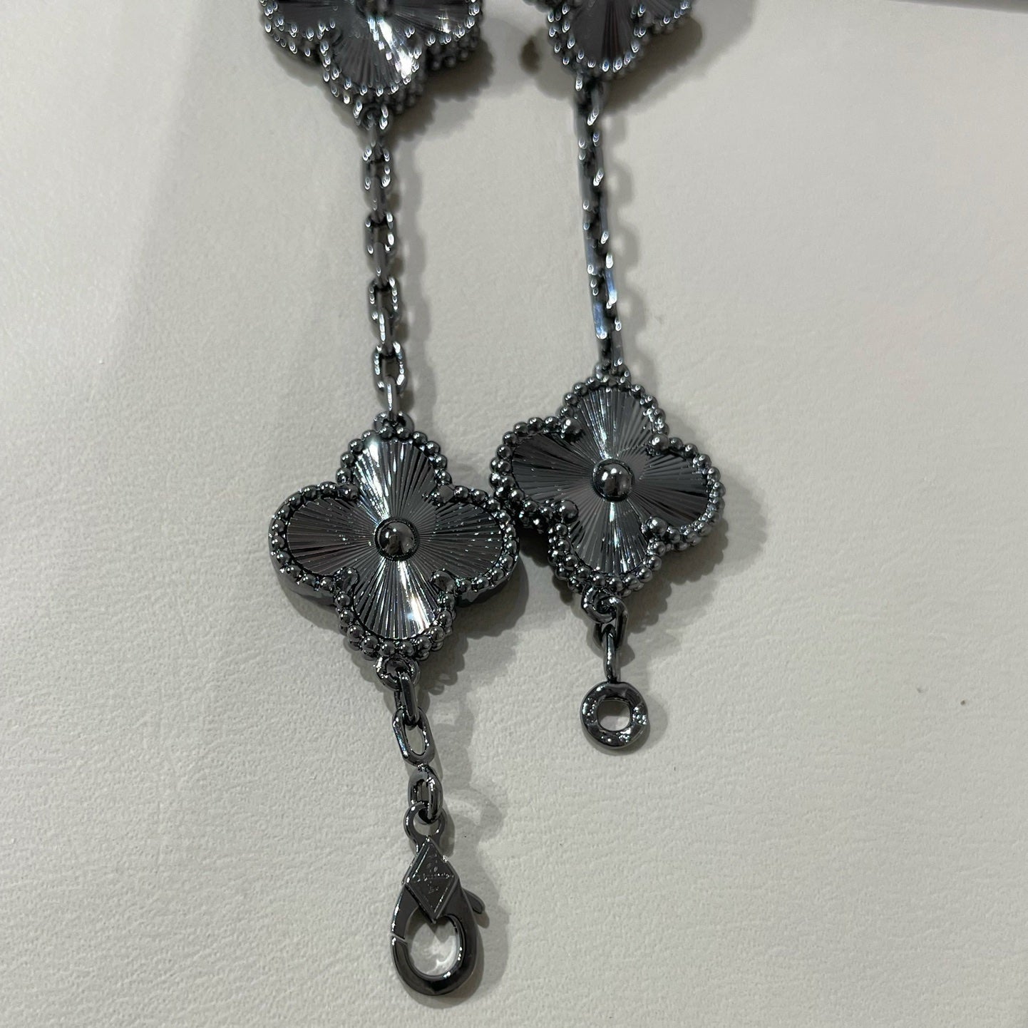 [LUXE]CLOVER 5 MOTIF BLACK BRACELET