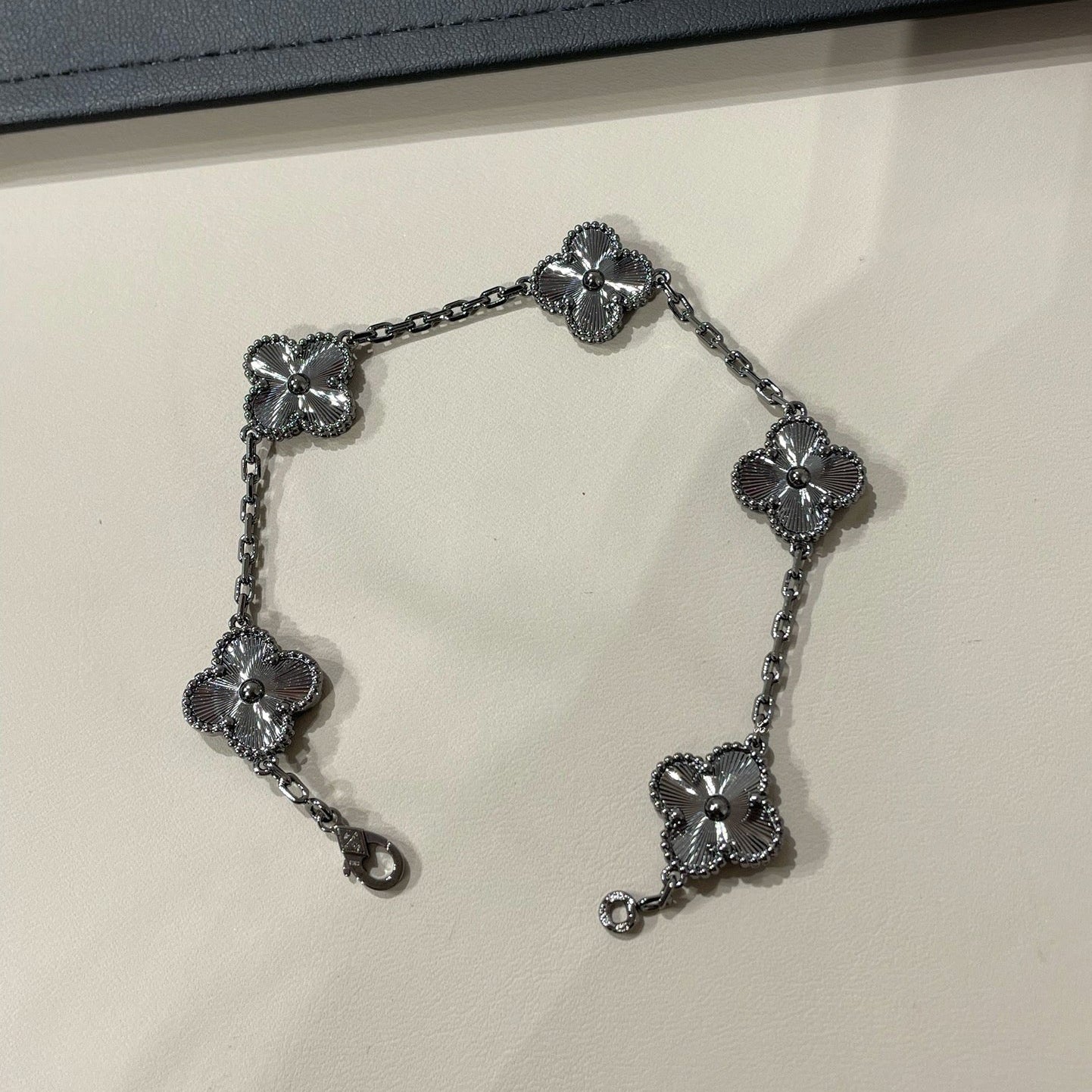 [LUXE]CLOVER 5 MOTIF BLACK BRACELET
