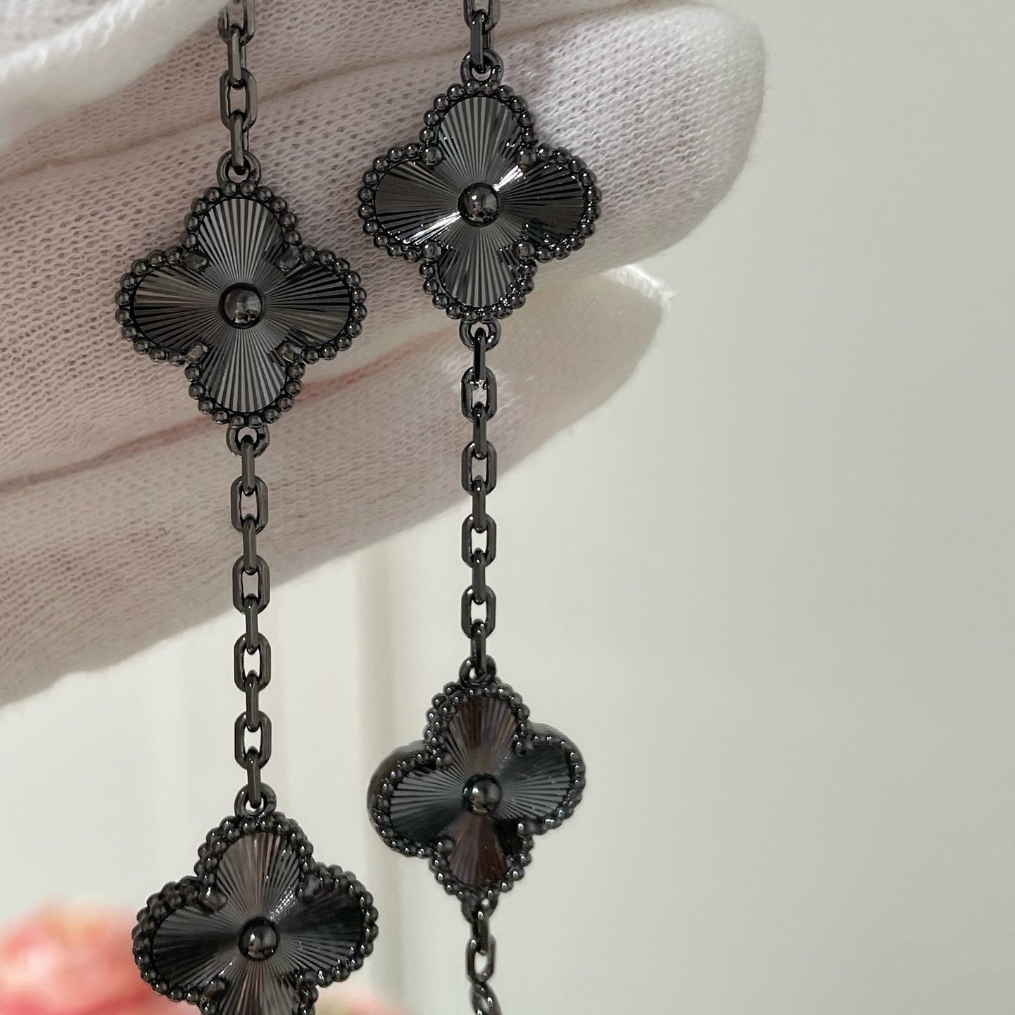 [LUXE]CLOVER 5 MOTIF BLACK BRACELET
