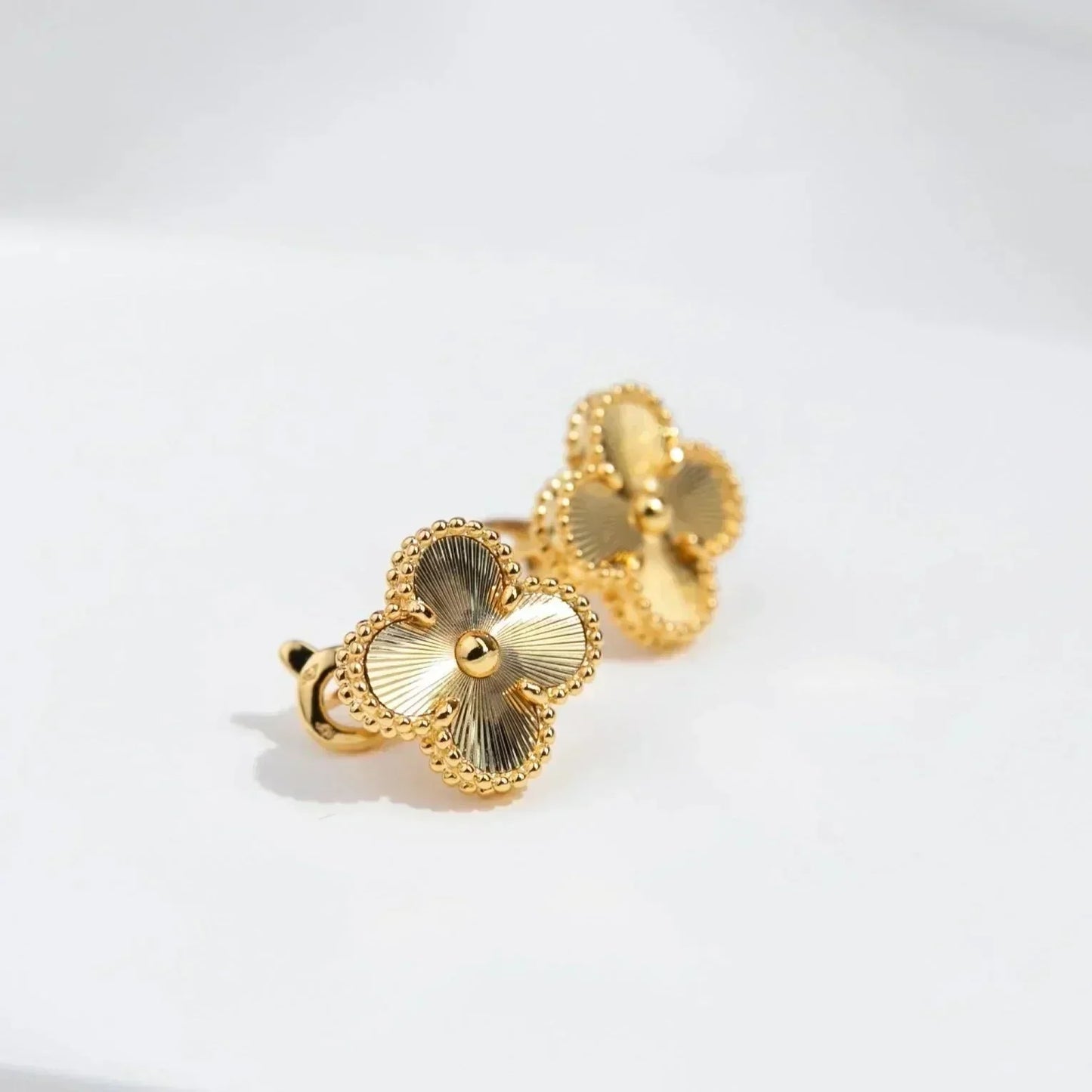 [LUXE]CLOVER MEDIUM 1 MOTIFS LASER EARRINGS