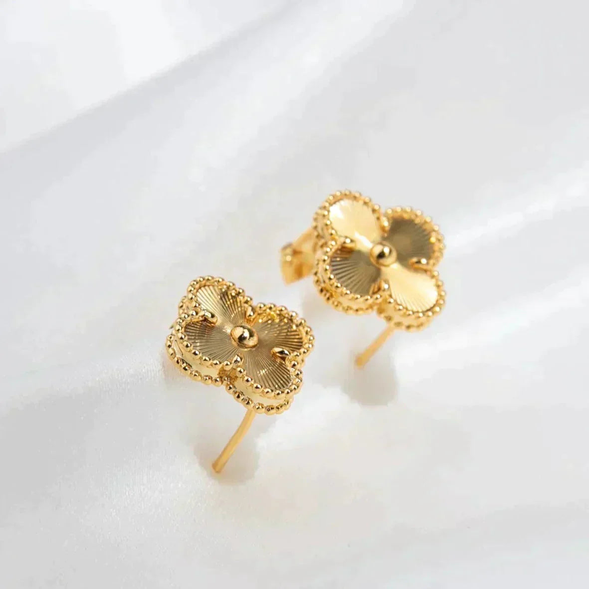 [LUXE]CLOVER MEDIUM 1 MOTIFS LASER EARRINGS