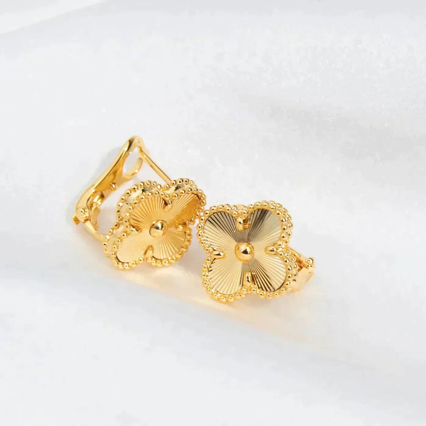 [LUXE]CLOVER MEDIUM 1 MOTIFS LASER EARRINGS
