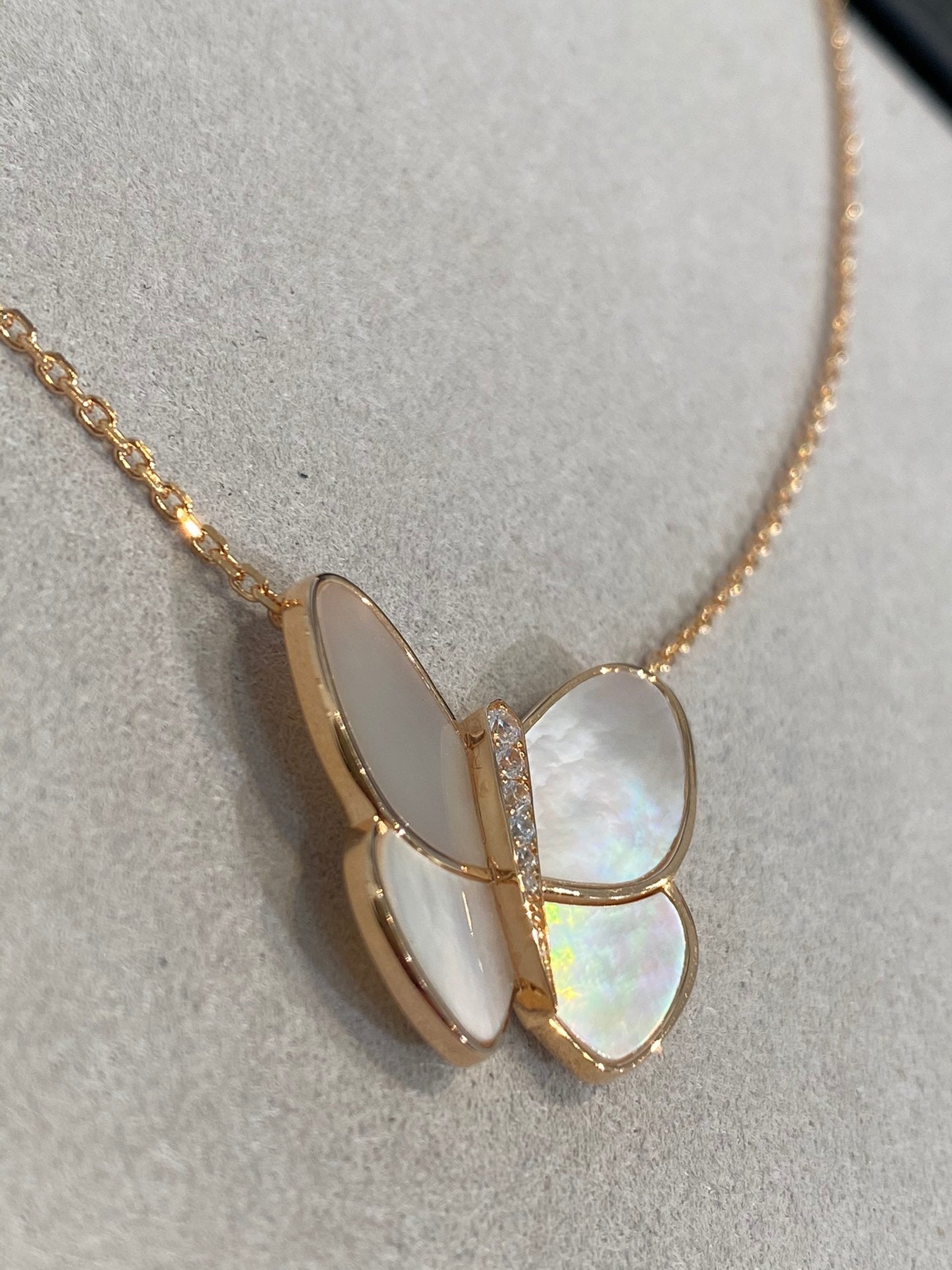 [LUXE]BUTTERFLY GOLD MOP DIAMOND NECKLACE