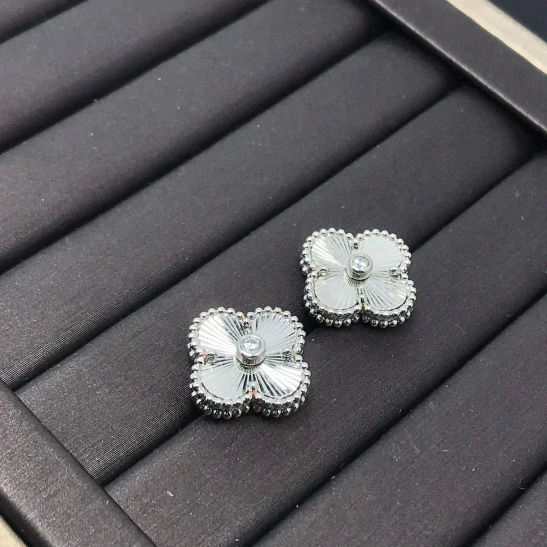 [LUXE]CLOVER MINI 9.5MM LASER EARRINGS