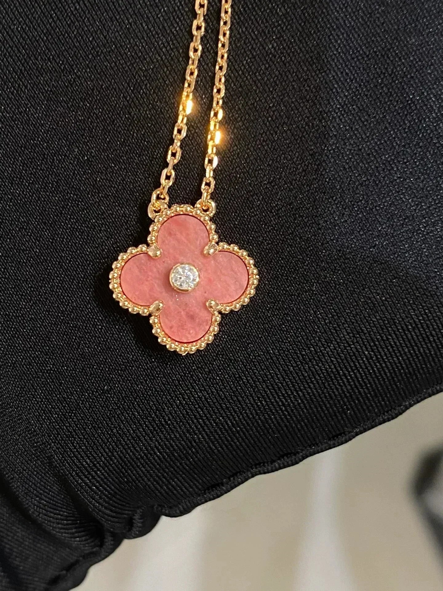 [LUXE]CLOVER 15MM DIAMOND RHODONITE NECKLACE