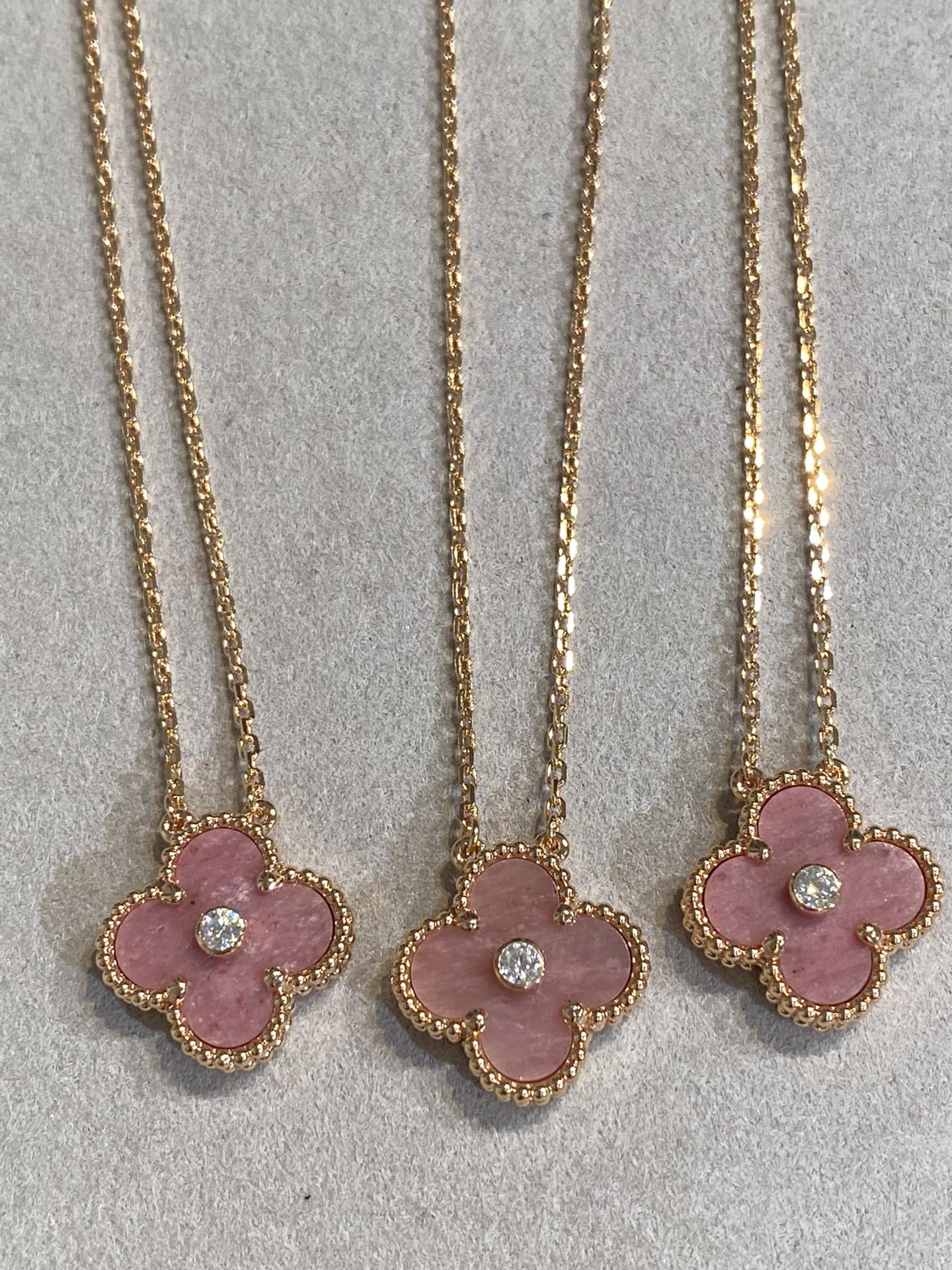 [LUXE]CLOVER 15MM DIAMOND RHODONITE NECKLACE