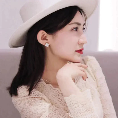 [LUXE]CLOVER MEDIUM 1 MOTIFS  WHITE MOP STUD EARRINGS