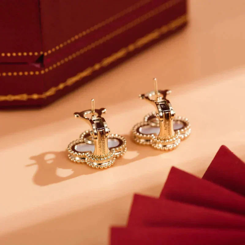 [LUXE]CLOVER MEDIUM 1 MOTIFS  WHITE MOP STUD EARRINGS