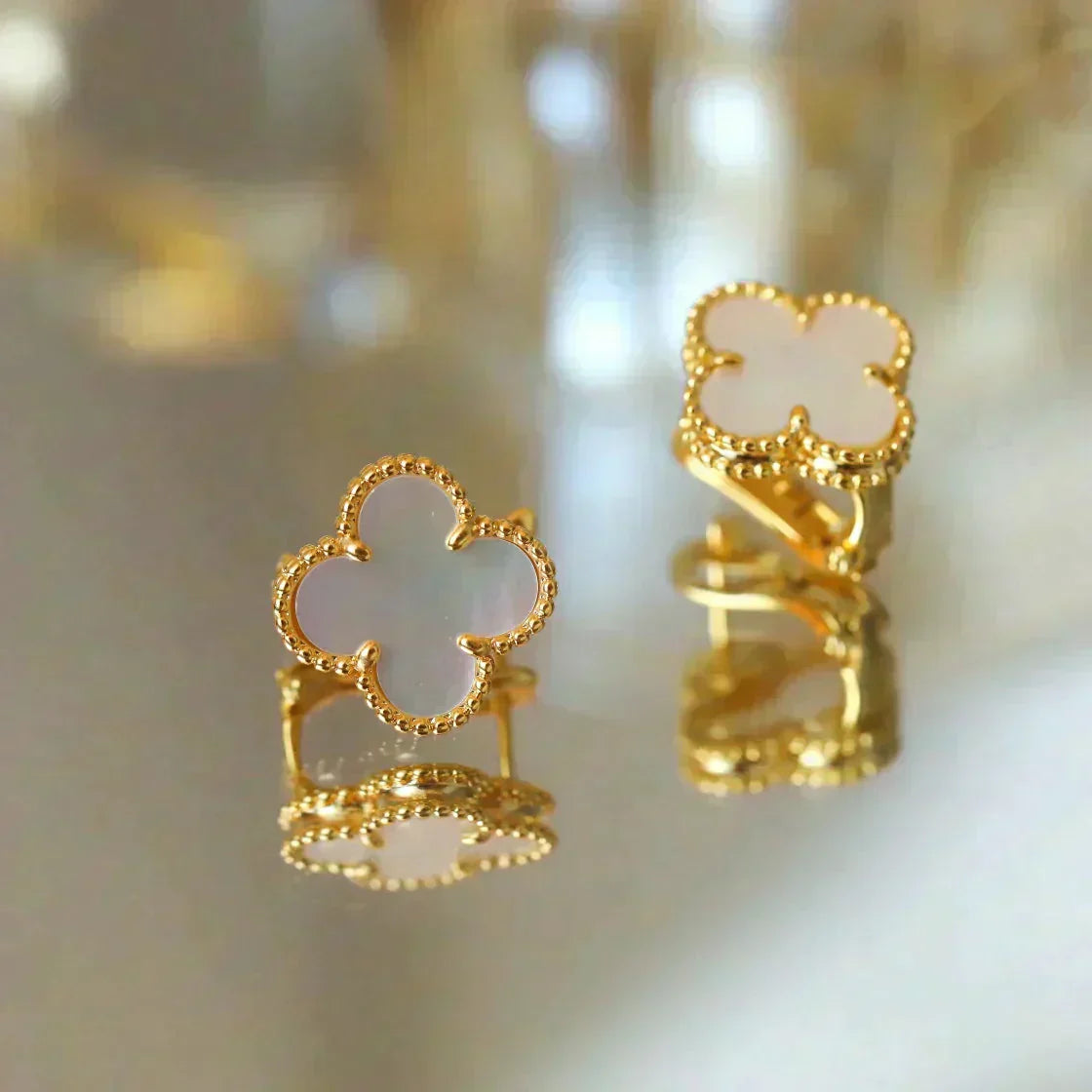 [LUXE]CLOVER MEDIUM 1 MOTIFS  WHITE MOP STUD EARRINGS