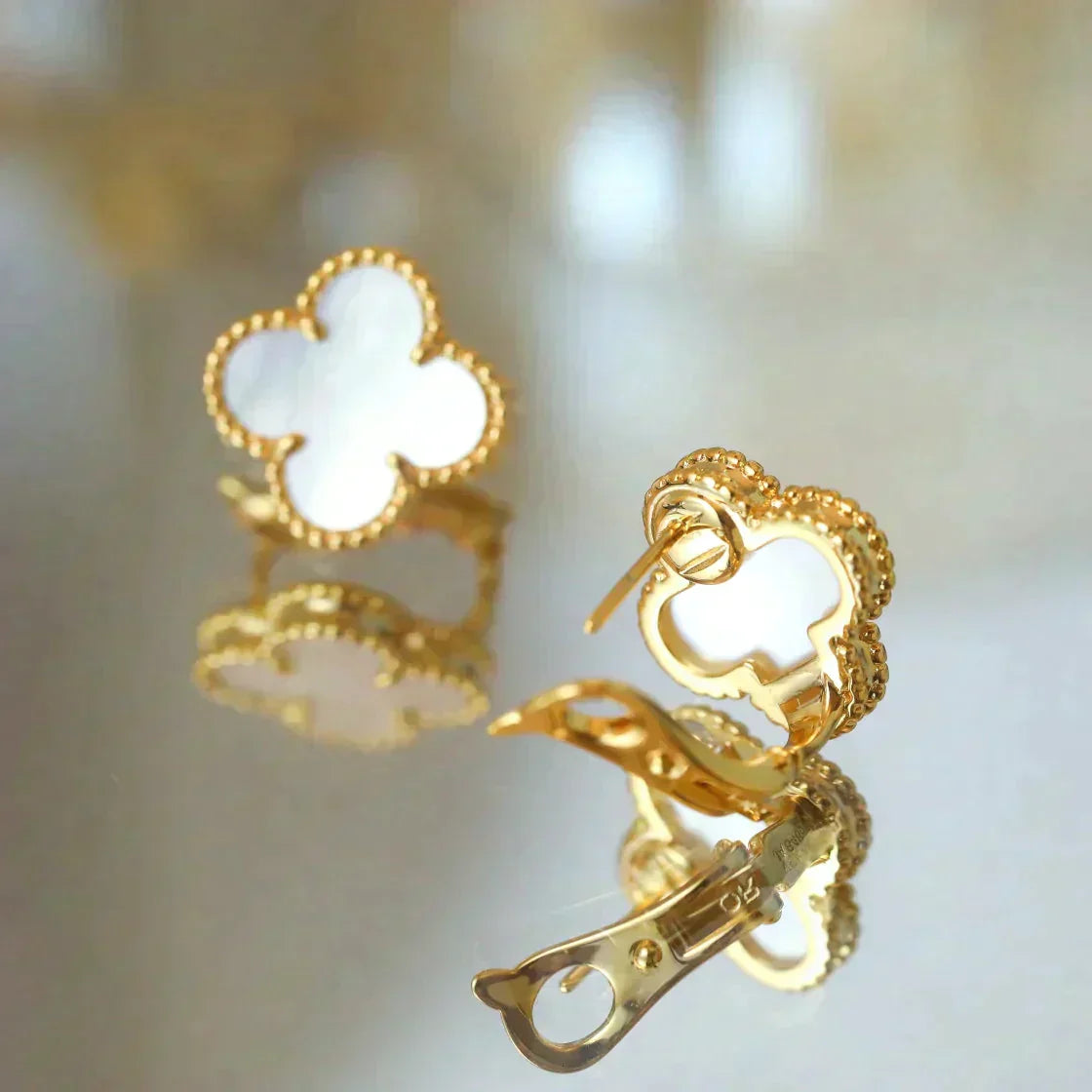 [LUXE]CLOVER MEDIUM 1 MOTIFS  WHITE MOP STUD EARRINGS