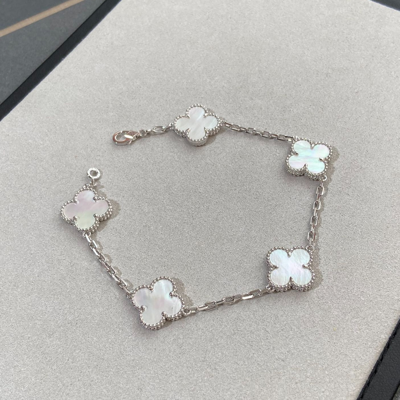 [LUXE]CLOVER WHITE PEARL MOP 5 MOTIF BRACELET COLLECTION