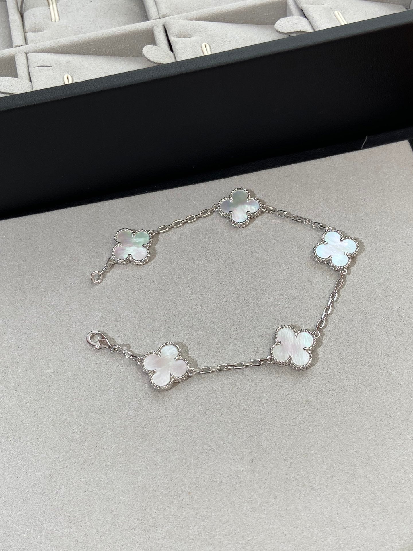 [LUXE]CLOVER WHITE PEARL MOP 5 MOTIF BRACELET COLLECTION