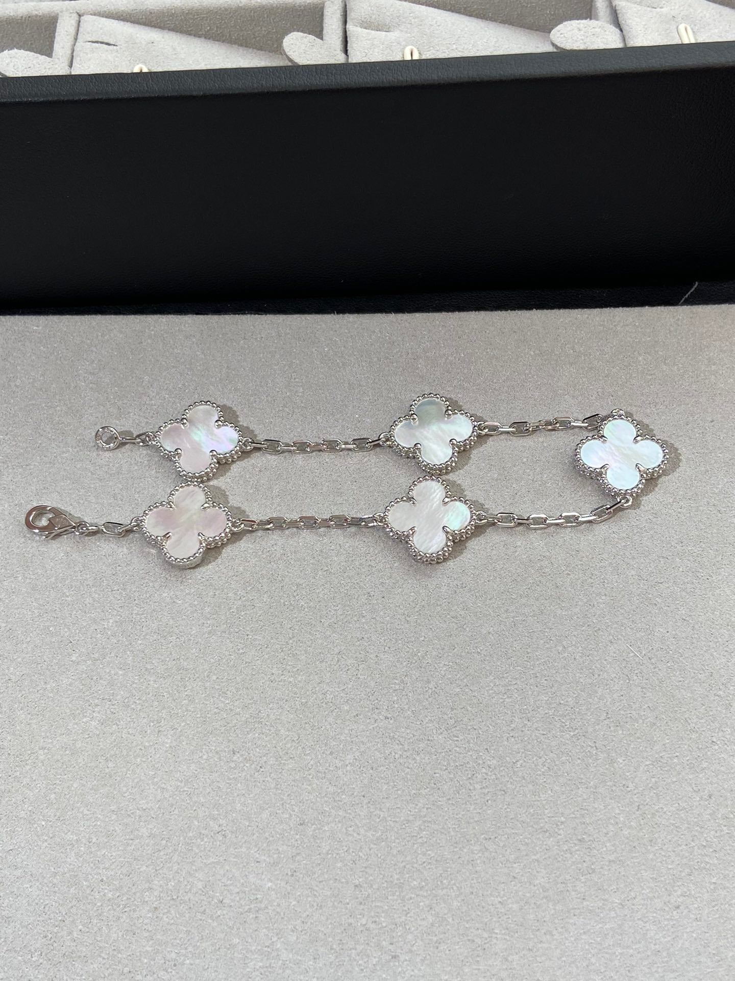 [LUXE]CLOVER WHITE PEARL MOP 5 MOTIF BRACELET COLLECTION