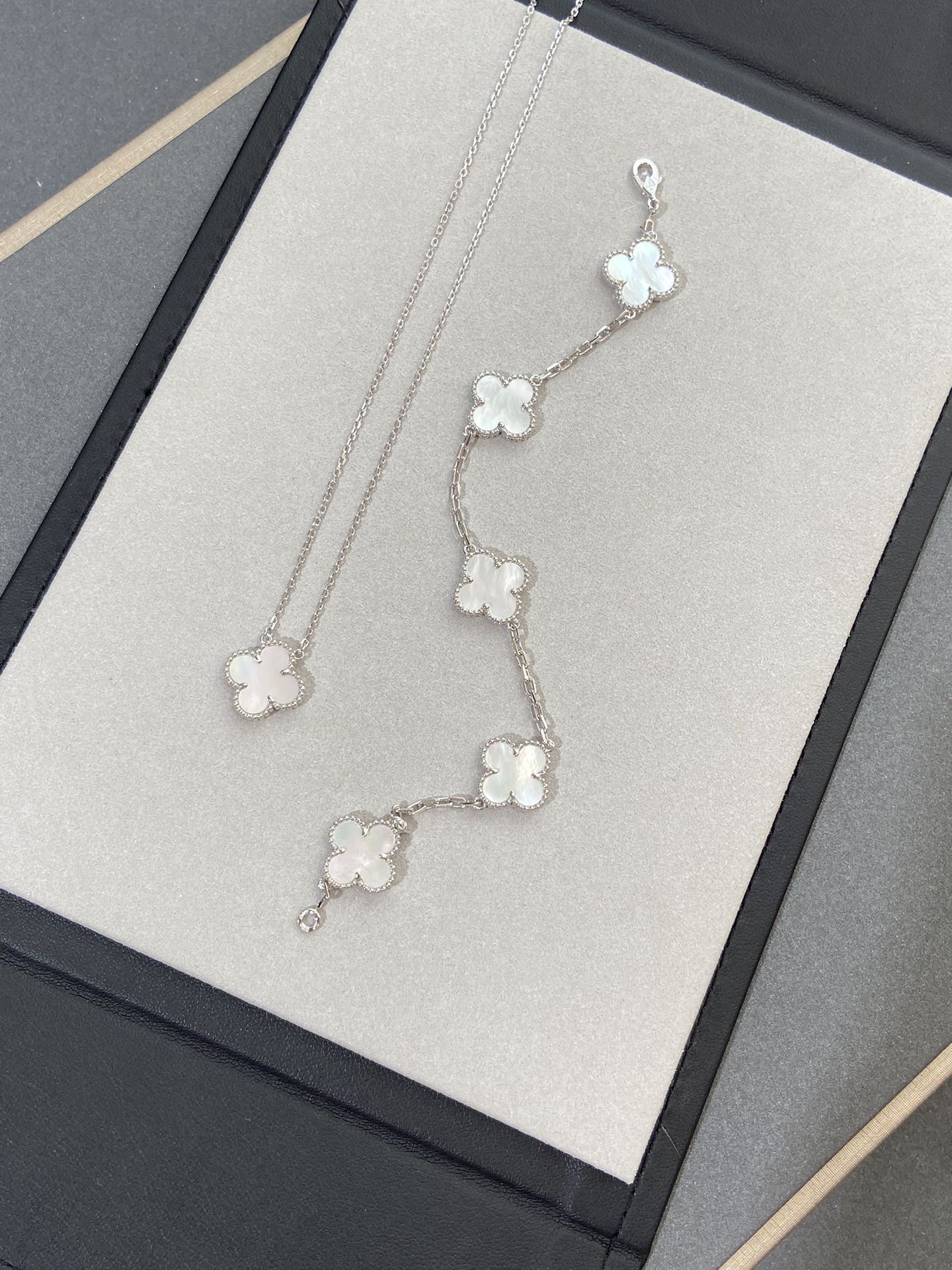 [LUXE]CLOVER WHITE PEARL MOP 5 MOTIF BRACELET COLLECTION