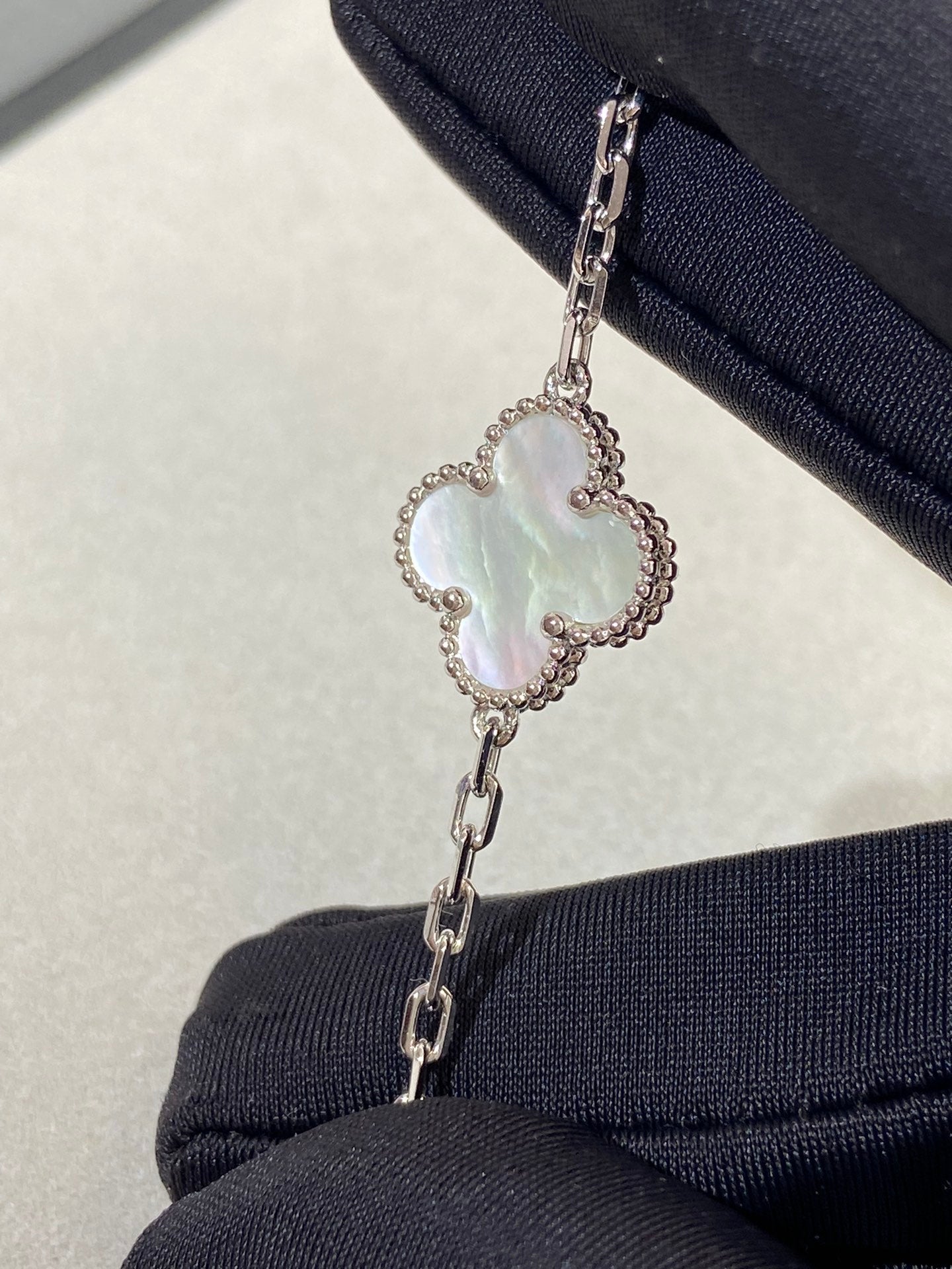 [LUXE]CLOVER WHITE PEARL MOP 5 MOTIF BRACELET COLLECTION