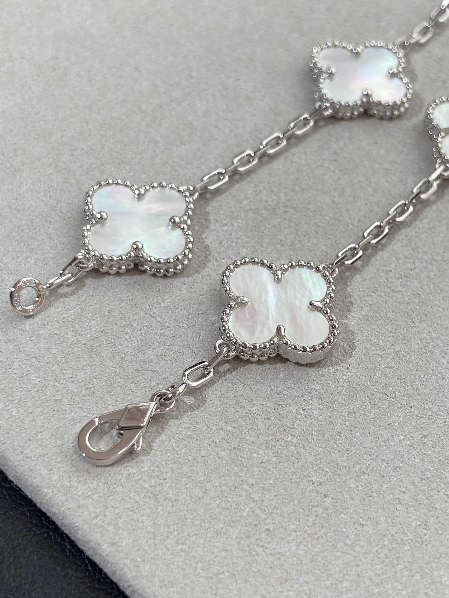[LUXE]CLOVER WHITE PEARL MOP 5 MOTIF BRACELET COLLECTION