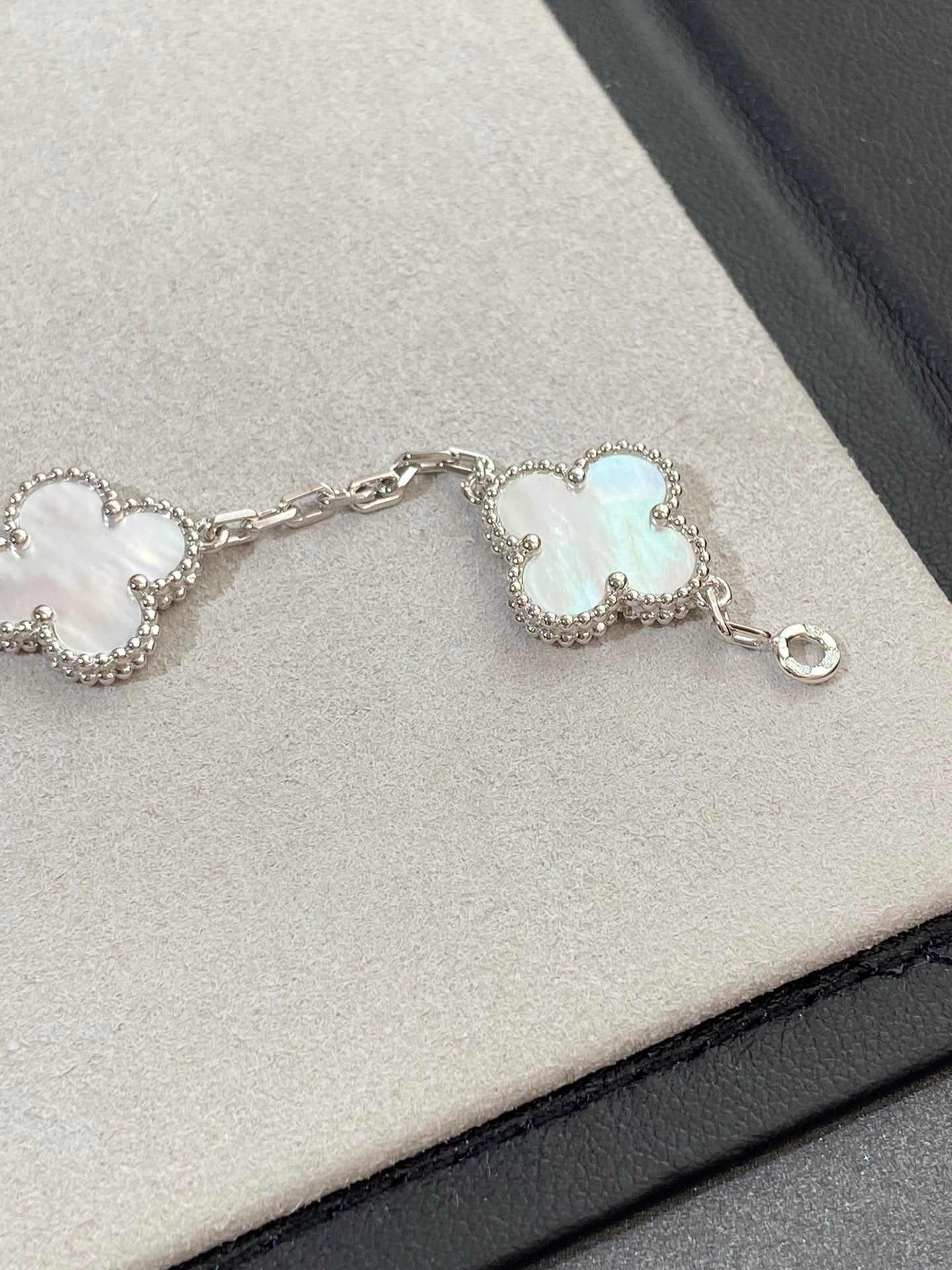 [LUXE]CLOVER WHITE PEARL MOP 5 MOTIF BRACELET COLLECTION