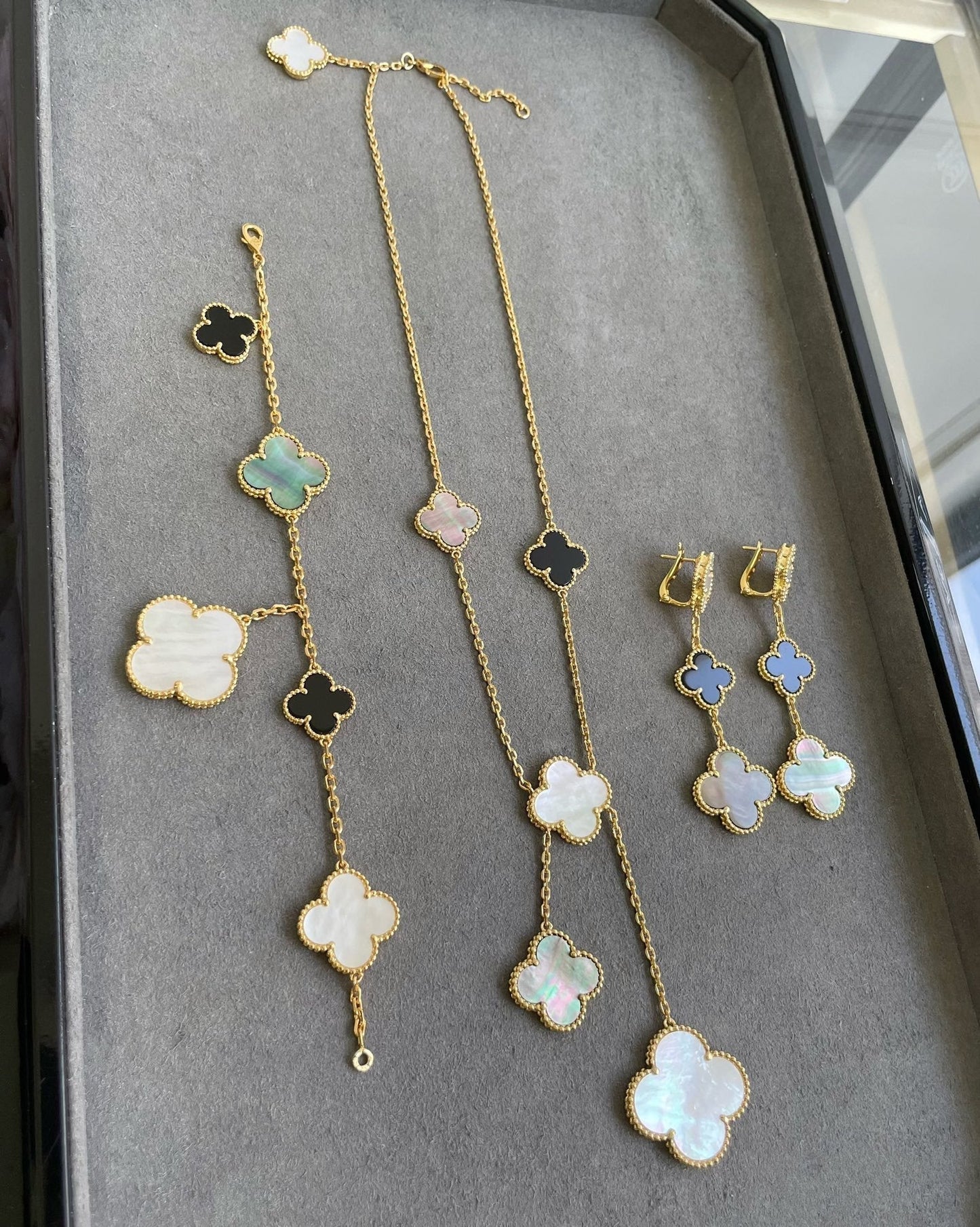 [LUXE]CLOVER 3 MOTIF MOP ONYX DARK MOP PINK GOLD EARRINGS