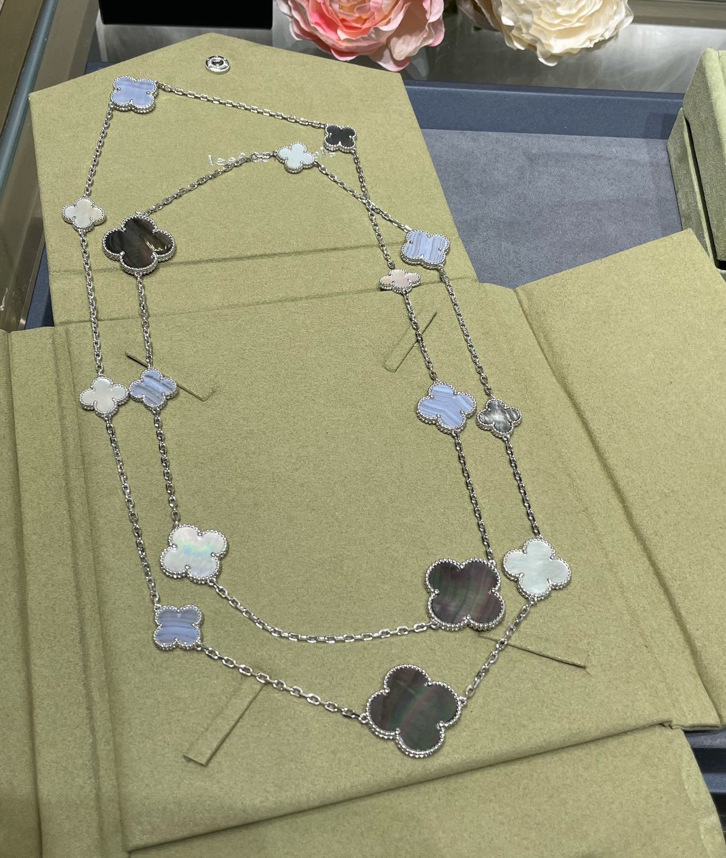 [LUXE]CLOVER 16 MOTIF CHALCEDONY MOP SILVER NECKLACE