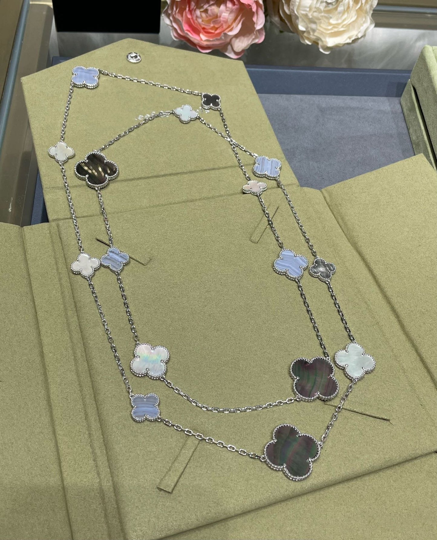 [LUXE]CLOVER 16 MOTIF CHALCEDONY MOP SILVER NECKLACE