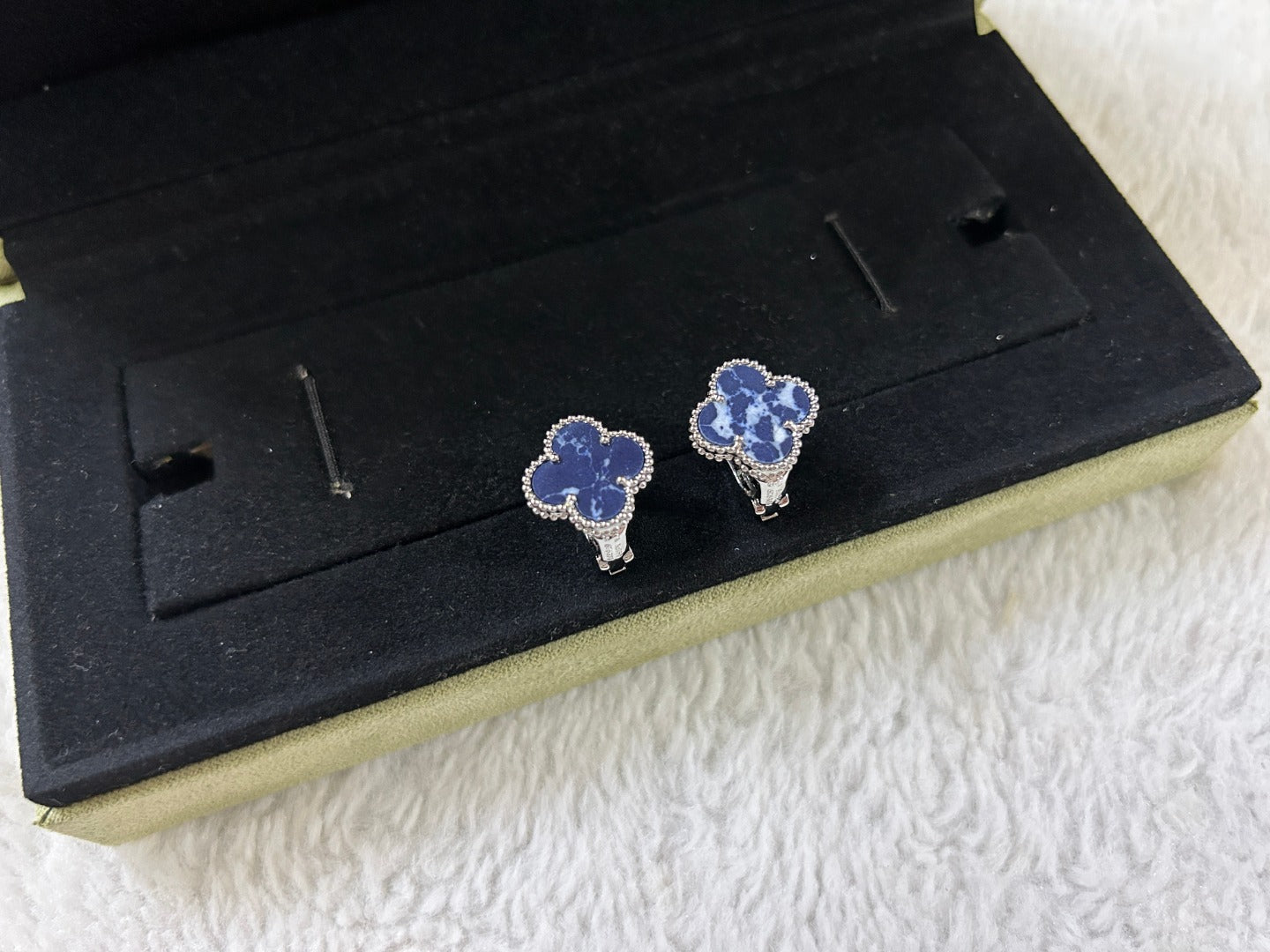 [LUXE]CLOVER PIETERSITE MEDIUM STUD EARRINGS