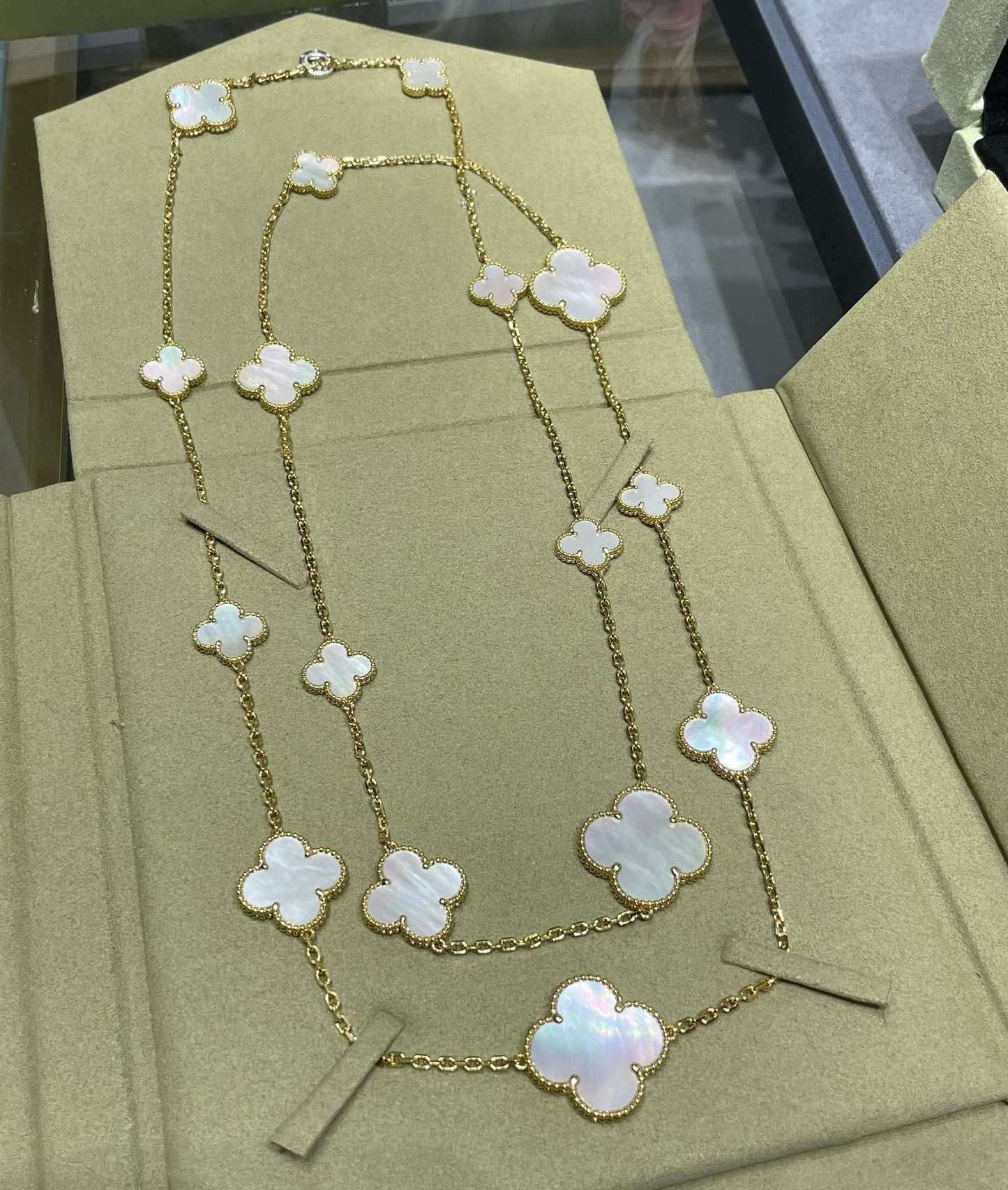 [LUXE]CLOVER 16 MOTIF WHITE MOP GOLD NECKLACE