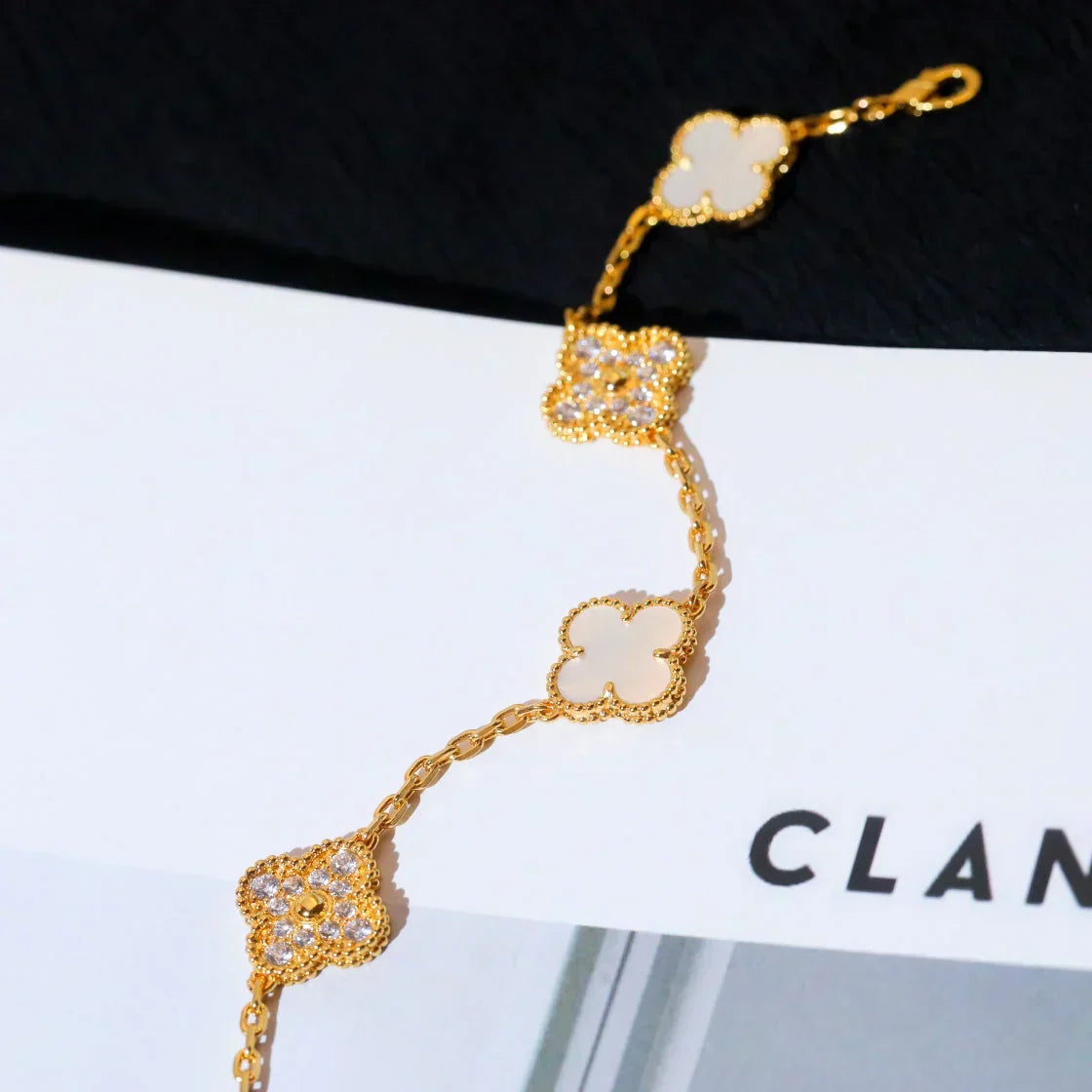 [LUXE]CLOVER WHITE PEARL MOP 5 MOTIF BRACELET COLLECTION
