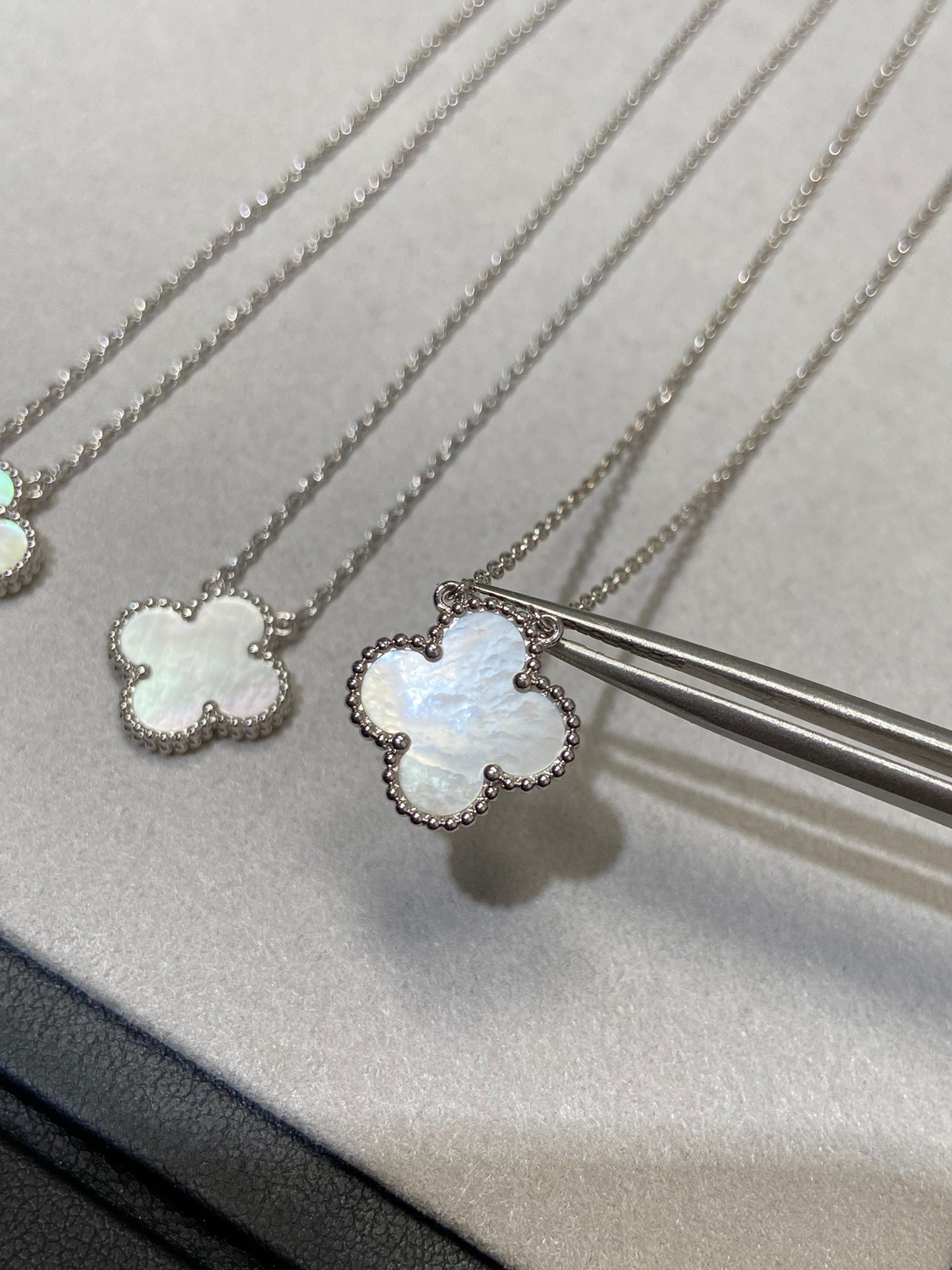 [LUXE]CLOVER MEDIUM SILVER WHITE MOP NECKLACE