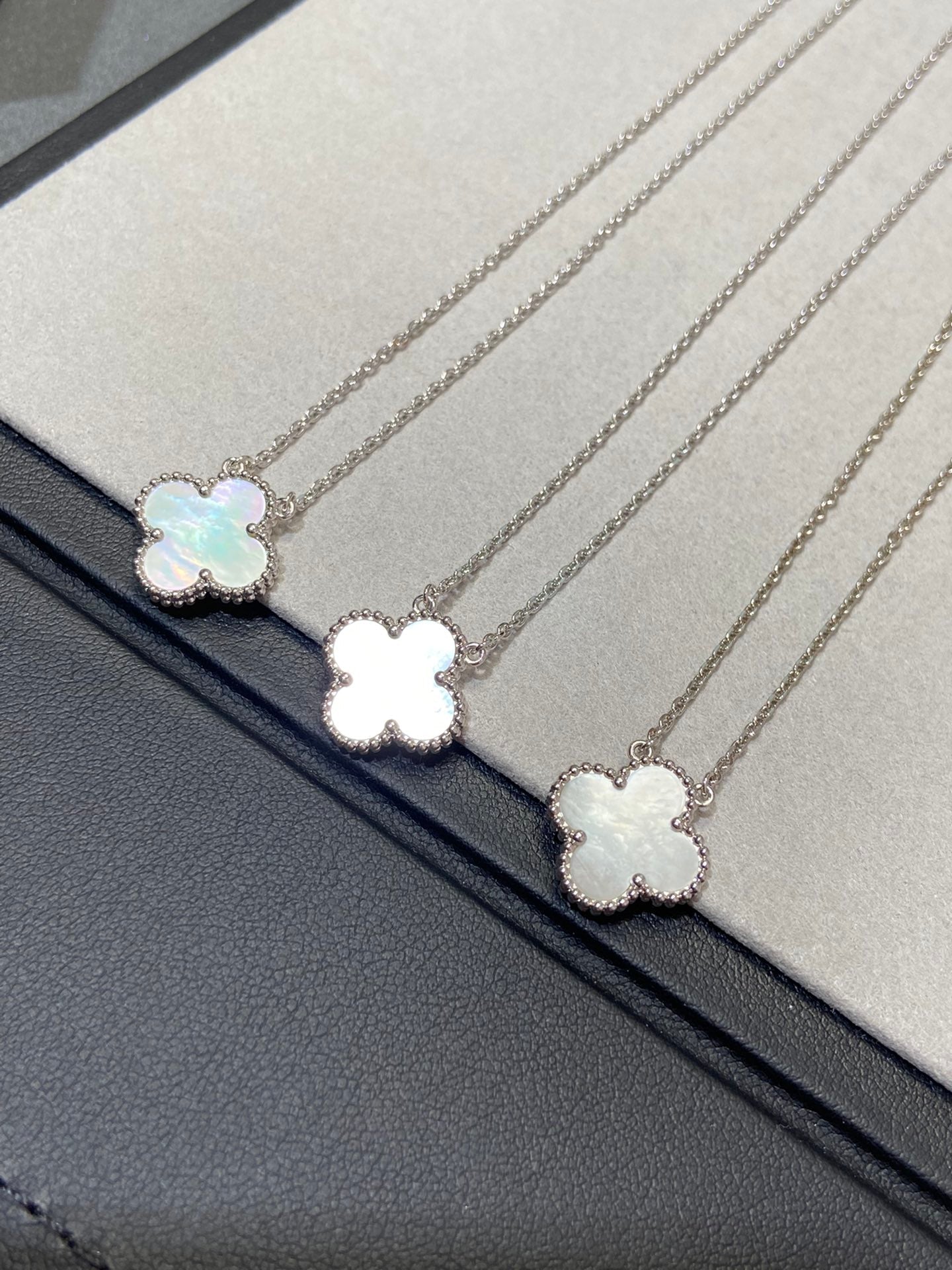 [LUXE]CLOVER MEDIUM SILVER WHITE MOP NECKLACE