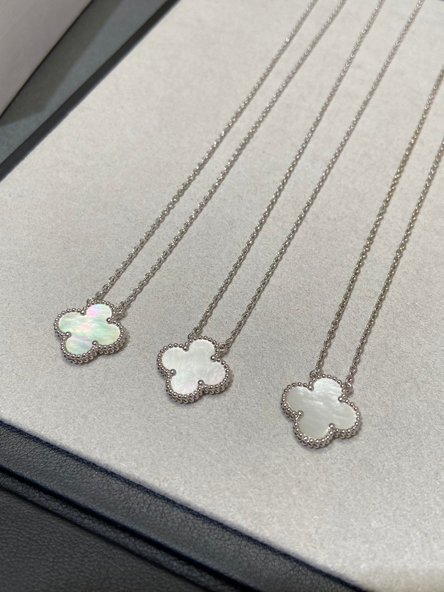 [LUXE]CLOVER MEDIUM SILVER WHITE MOP NECKLACE