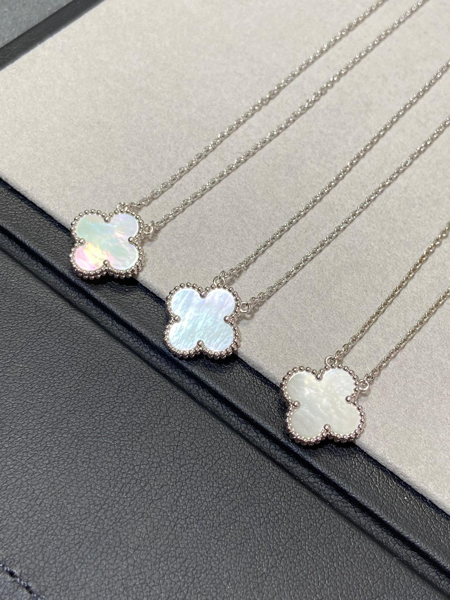 [LUXE]CLOVER MEDIUM SILVER WHITE MOP NECKLACE