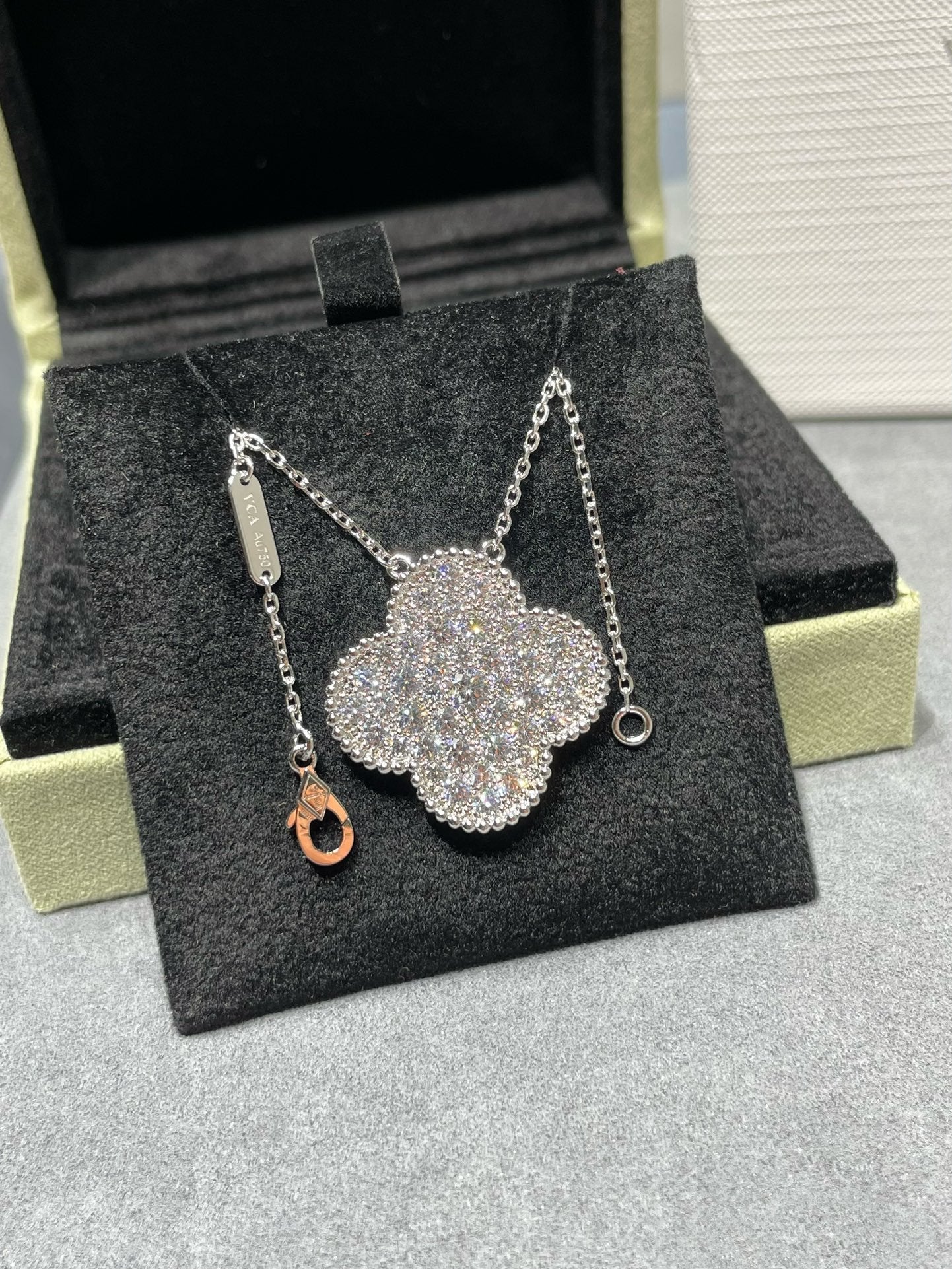 [LUXE]CLOVER 25MM LARGE PENDANT DIAMOND PAVED SILVER NECKLACE