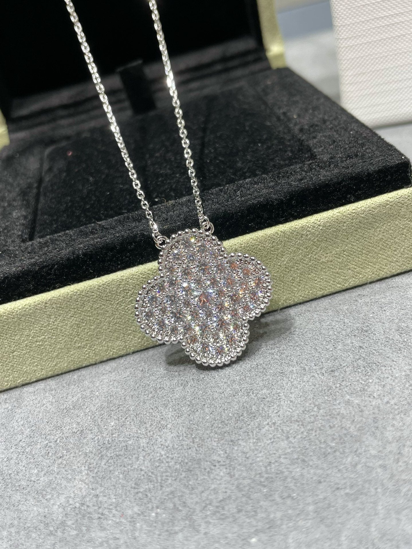 [LUXE]CLOVER 25MM LARGE PENDANT DIAMOND PAVED SILVER NECKLACE