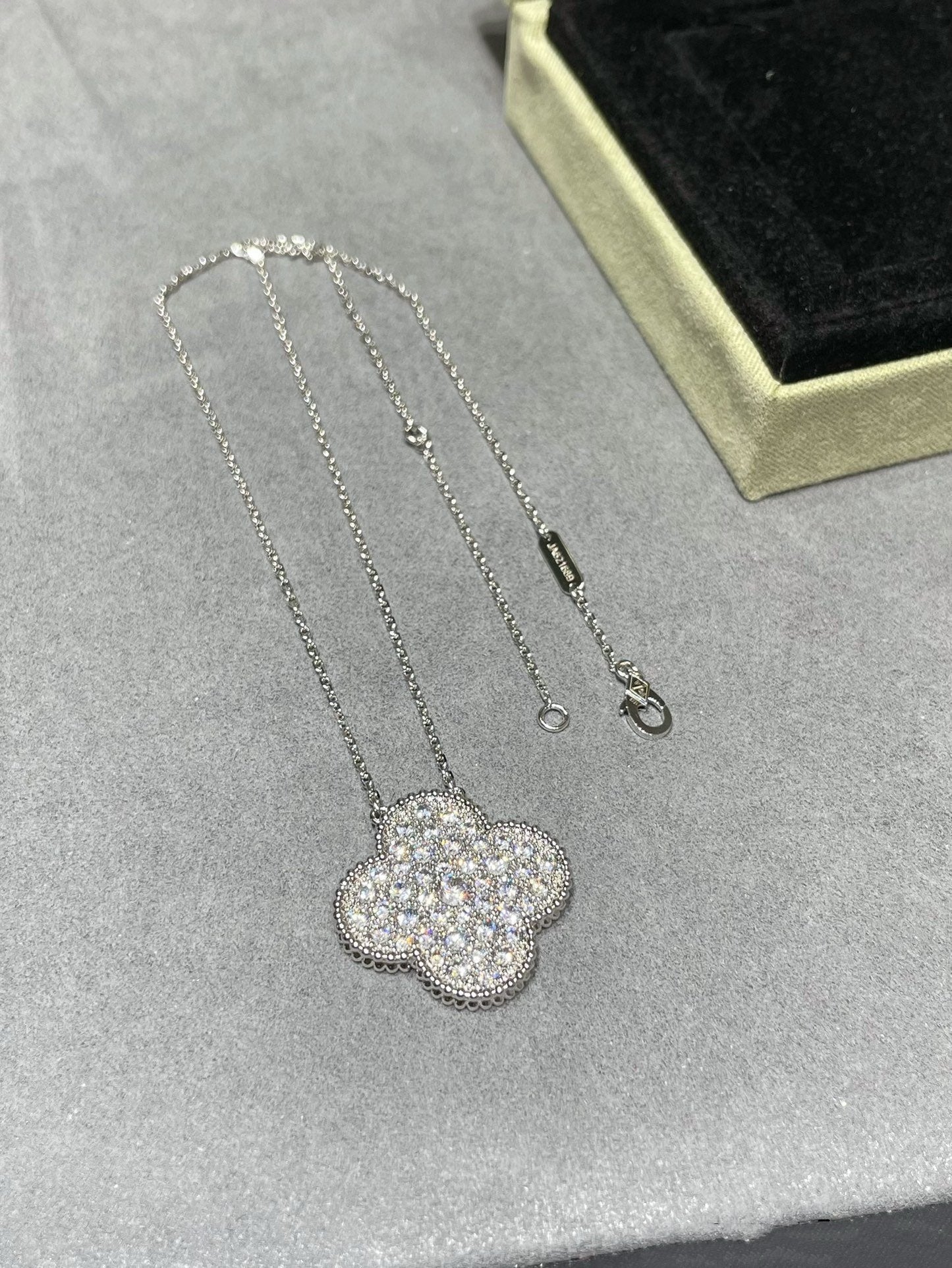 [LUXE]CLOVER 25MM LARGE PENDANT DIAMOND PAVED SILVER NECKLACE