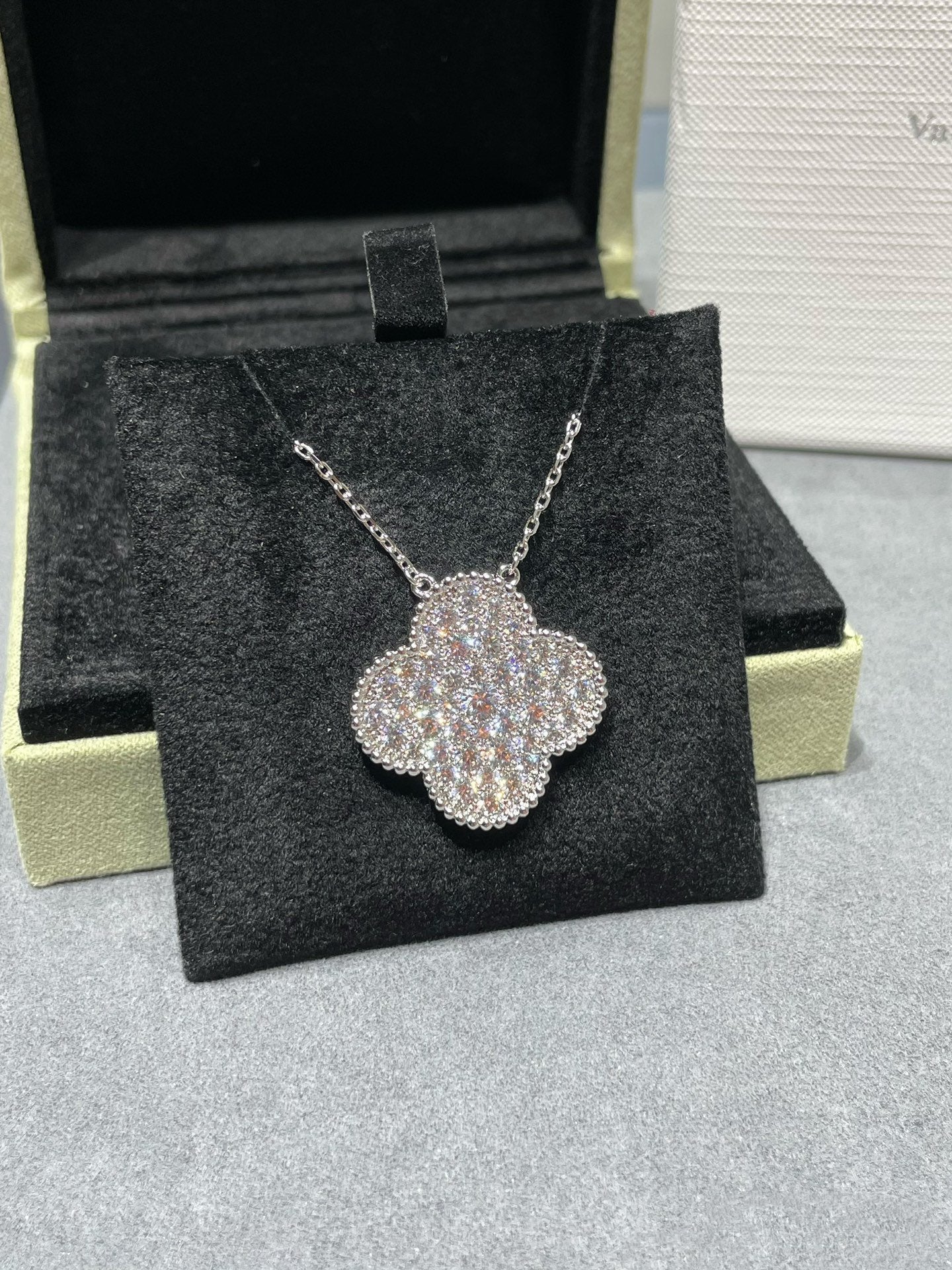 [LUXE]CLOVER 25MM LARGE PENDANT DIAMOND PAVED SILVER NECKLACE