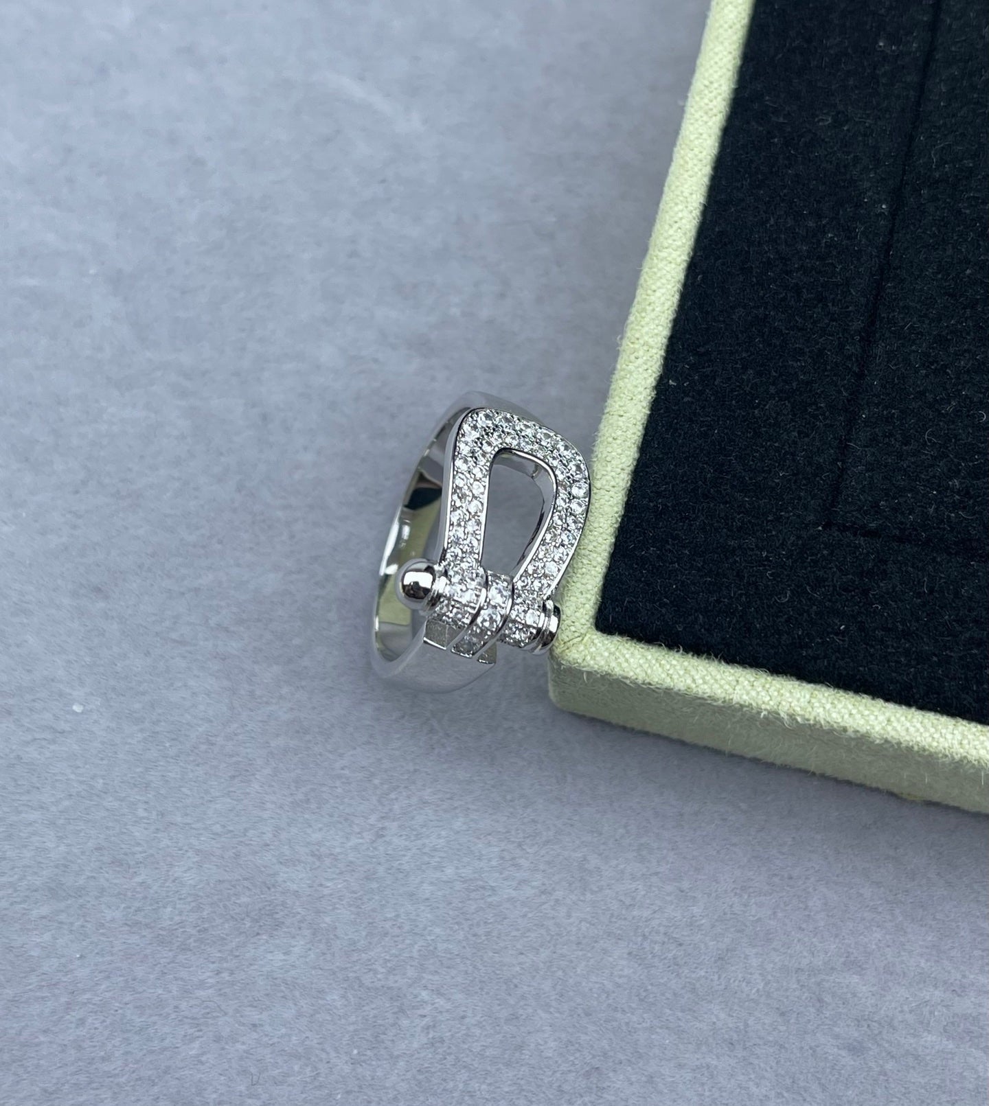 [LUXE]Wide Hoof-Shaped Diamond-Studded Ring