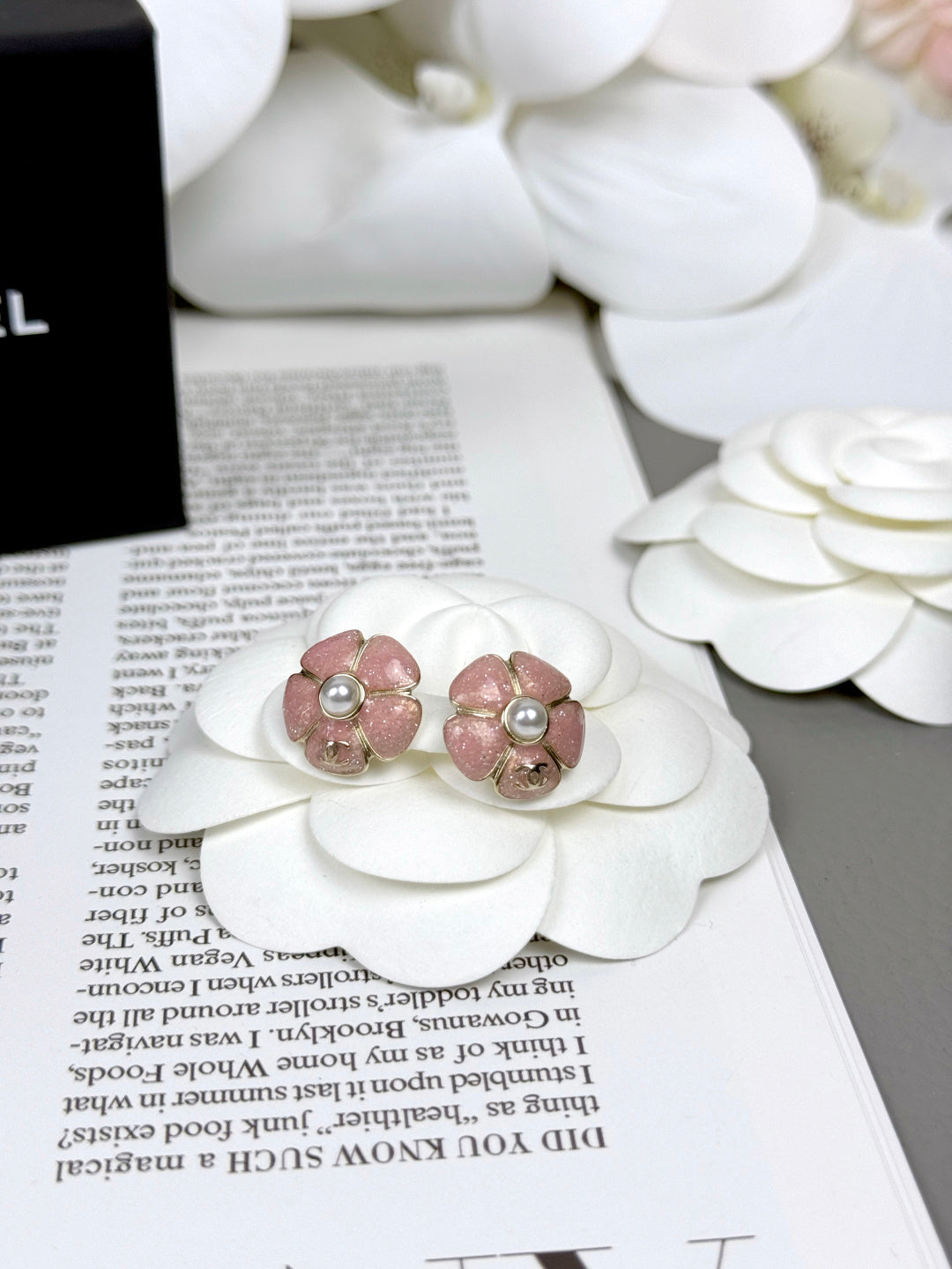[LUXE]26C Pink Camellia Pearl Enamel Stud Earrings
