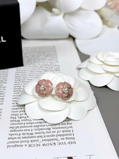 [LUXE]26C Pink Camellia Pearl Enamel Stud Earrings