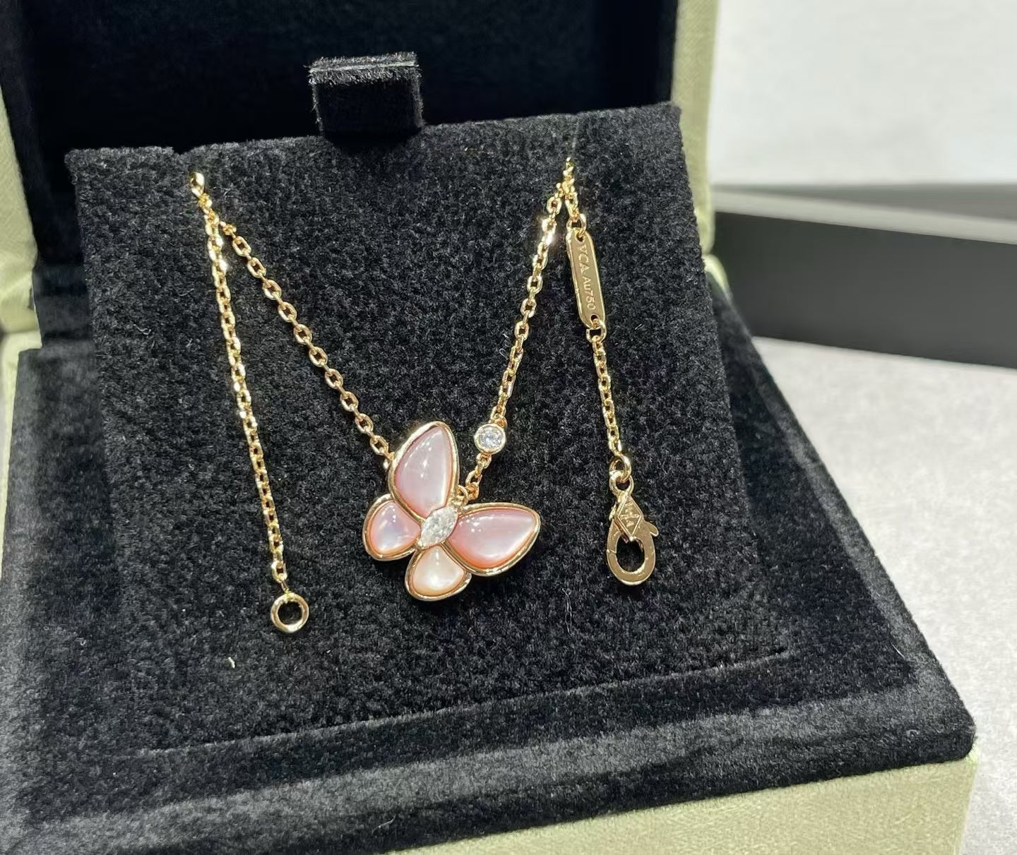 [LUXE]BUTTERFLY PINK MOTHER-OF-PEARL DIAMOND NECKLACE