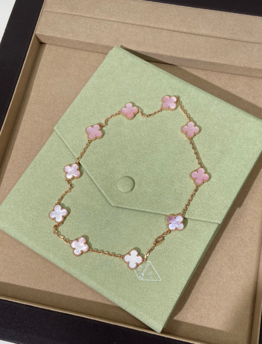 [LUXE Jewellery] Pink Necklace with Ten Clover Designs