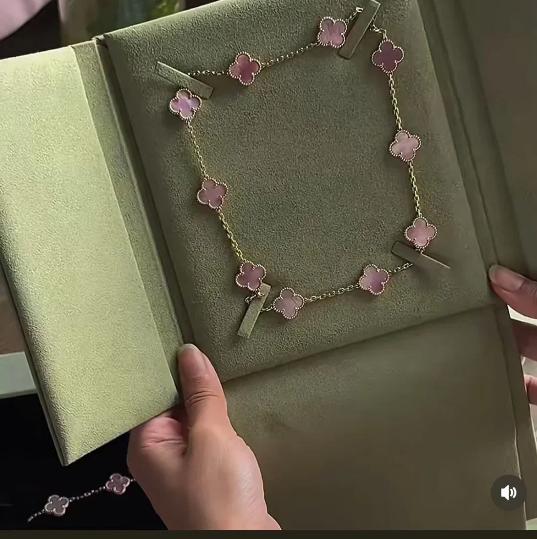 [LUXE Jewellery] Pink Necklace with Ten Clover Designs