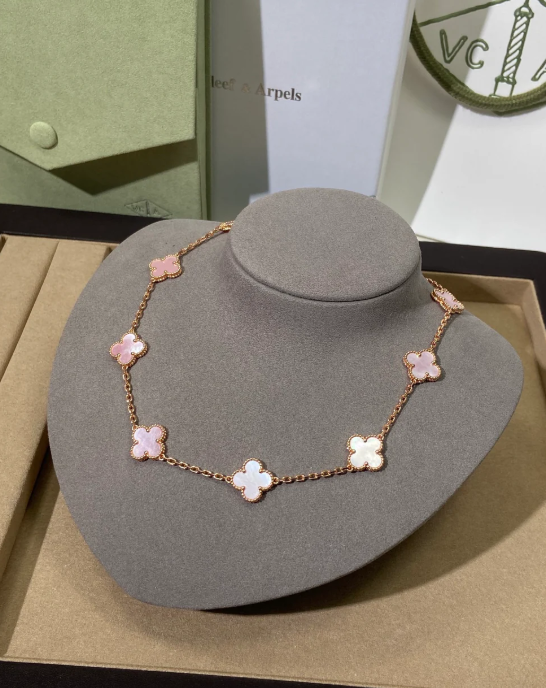 [LUXE Jewellery] Pink Necklace with Ten Clover Designs