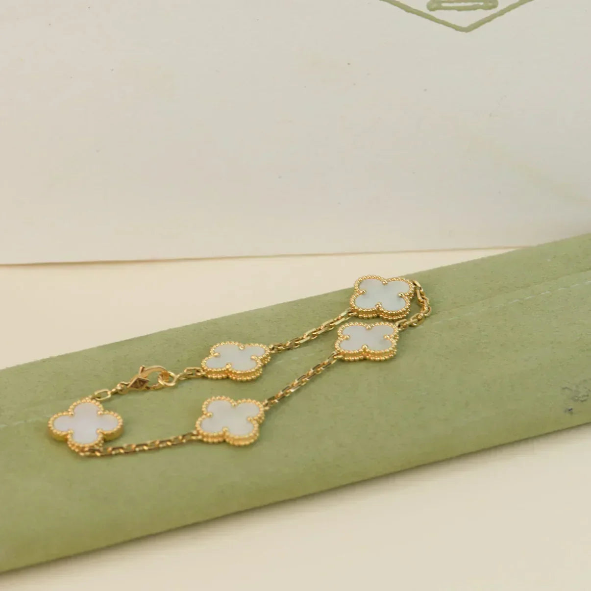 [LUXE]CLOVER WHITE PEARL MOP 5 MOTIF BRACELET COLLECTION