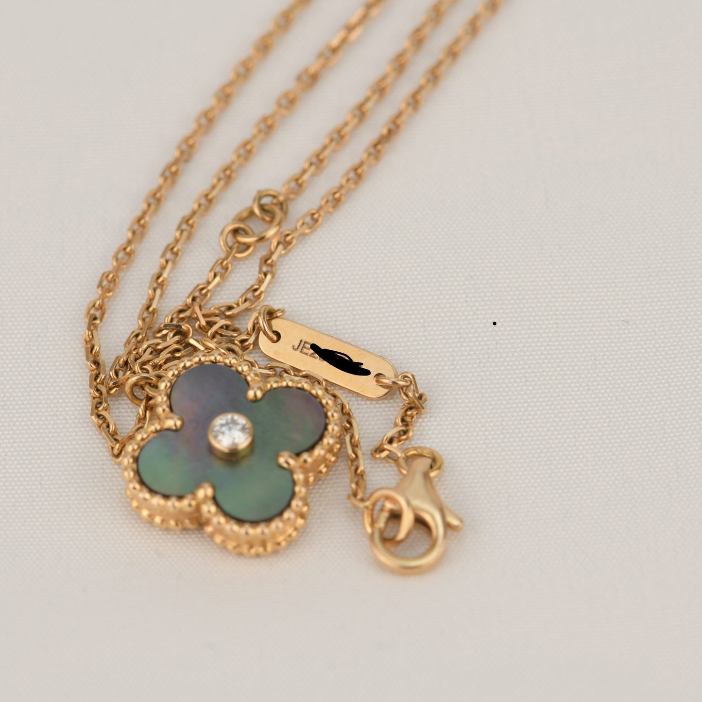 [LUXE]CLOVER 15MM DIAMOND AND MOTHER-OF-GREY NECKLACE
