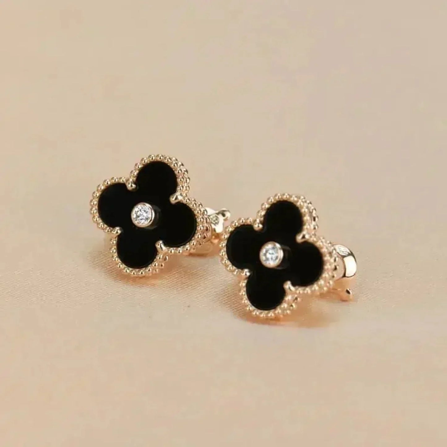 [LUXE]CLOVER MEDIUM 1 MOTIFS ONYX DIAMOND EARRINGS