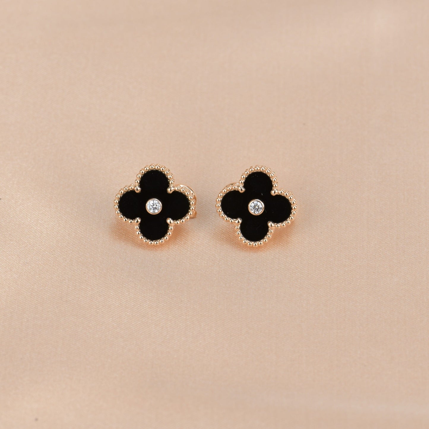 [LUXE]CLOVER MEDIUM 1 MOTIFS ONYX DIAMOND EARRINGS