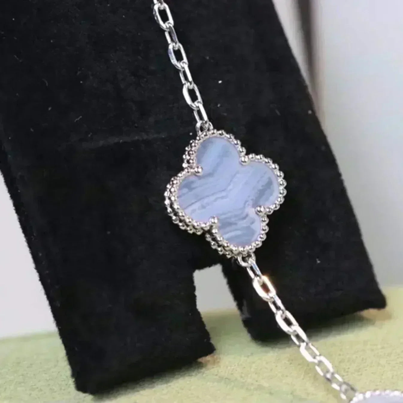 [LUXE] CLOVER 5 MOTIF PURPLE CHALCEDONY BRACELET COLLECTION