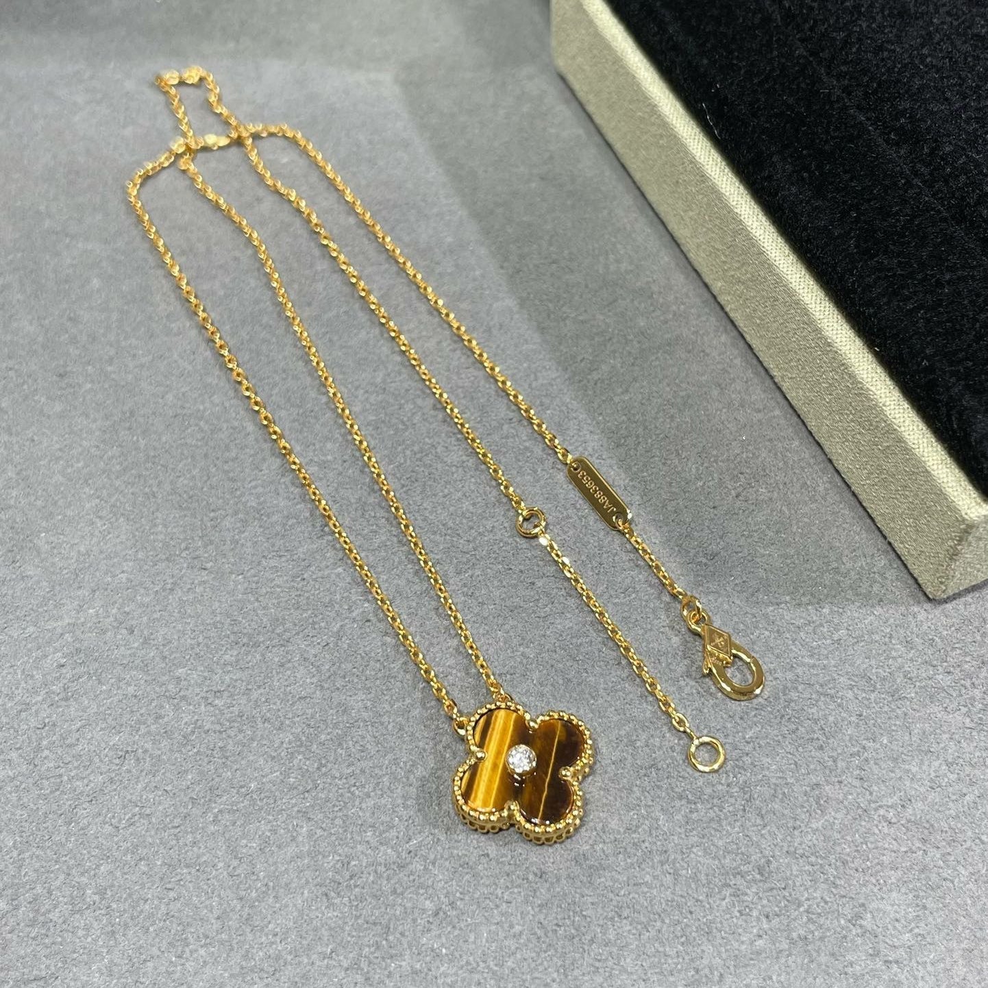 [LUXE]CLOVER 15MM DIAMOND AND YELLOW TIGER'S EYE AGATE necklace